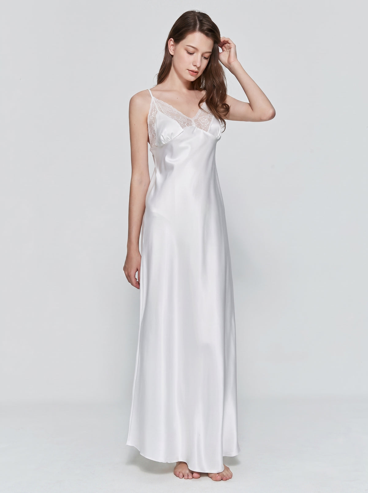 Nuisette longue blanche en satin portee de face, tombe fluide