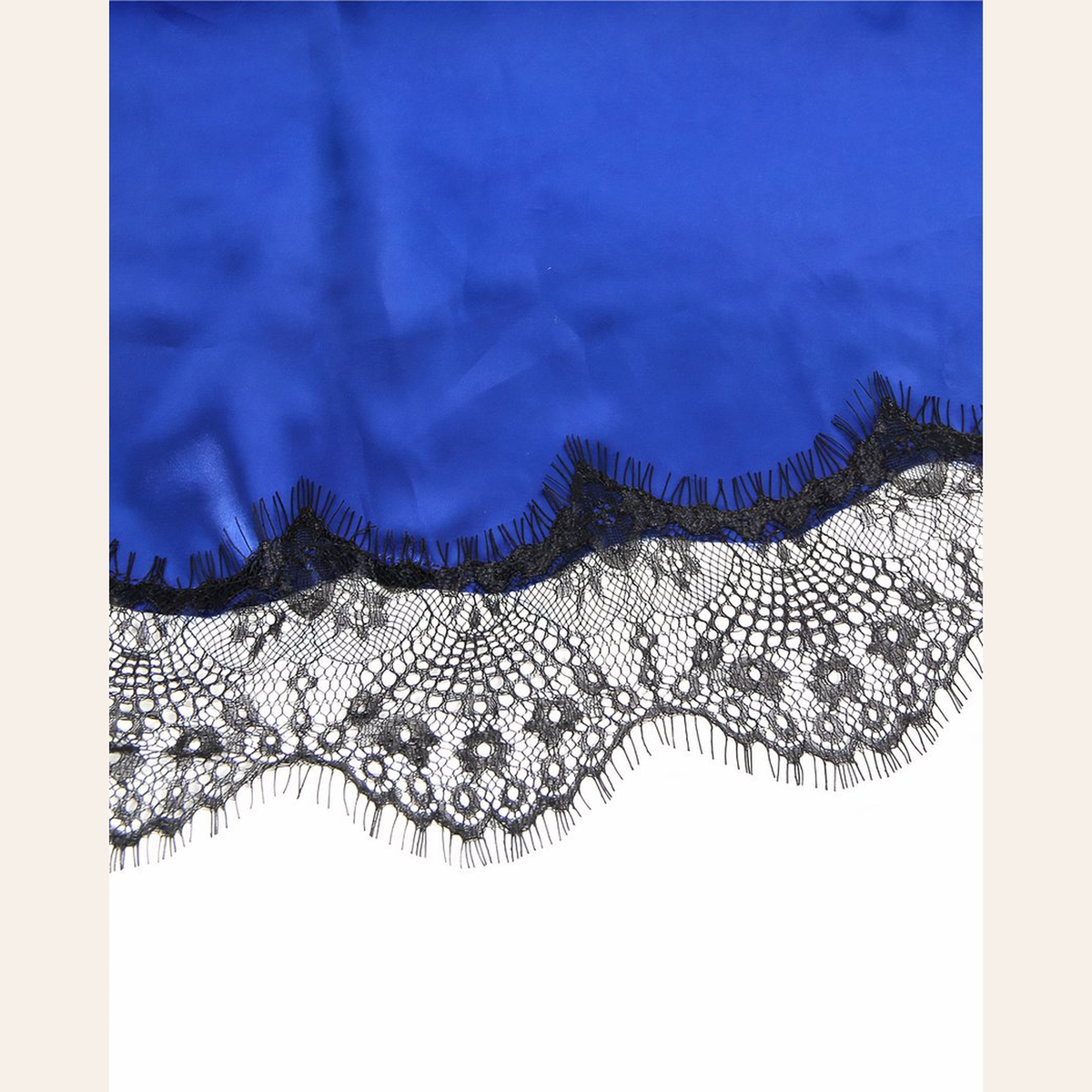Ourlet noir en dentelle sur la jupe bleu roi de la nuisette