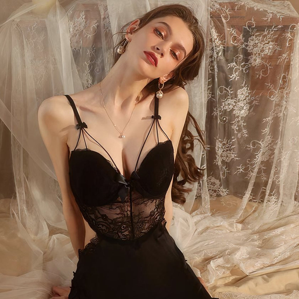 L’assurance de la modèle portant la nuisette sexy noire se lit dans son regard