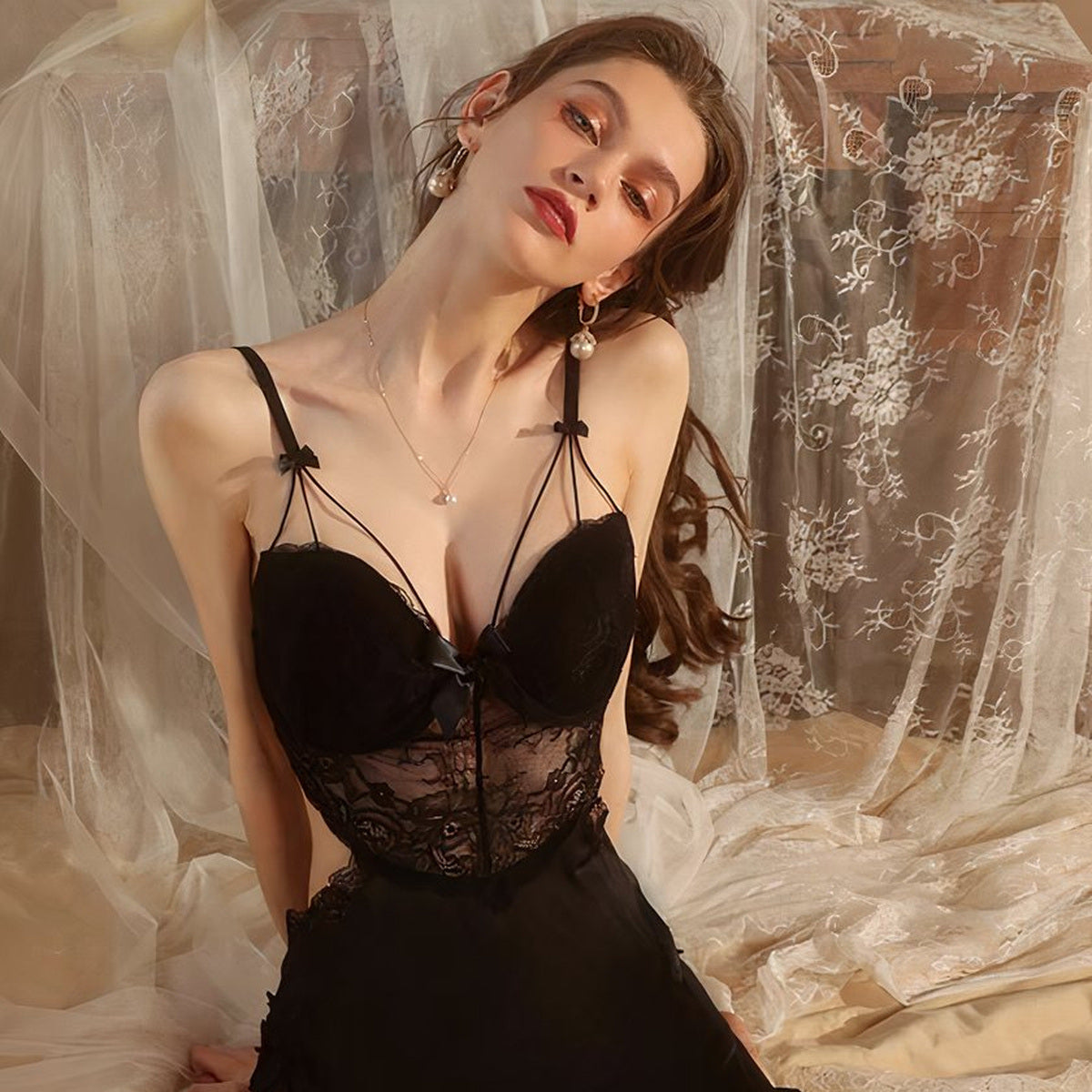 L’assurance de la modèle portant la nuisette sexy noire se lit dans son regard