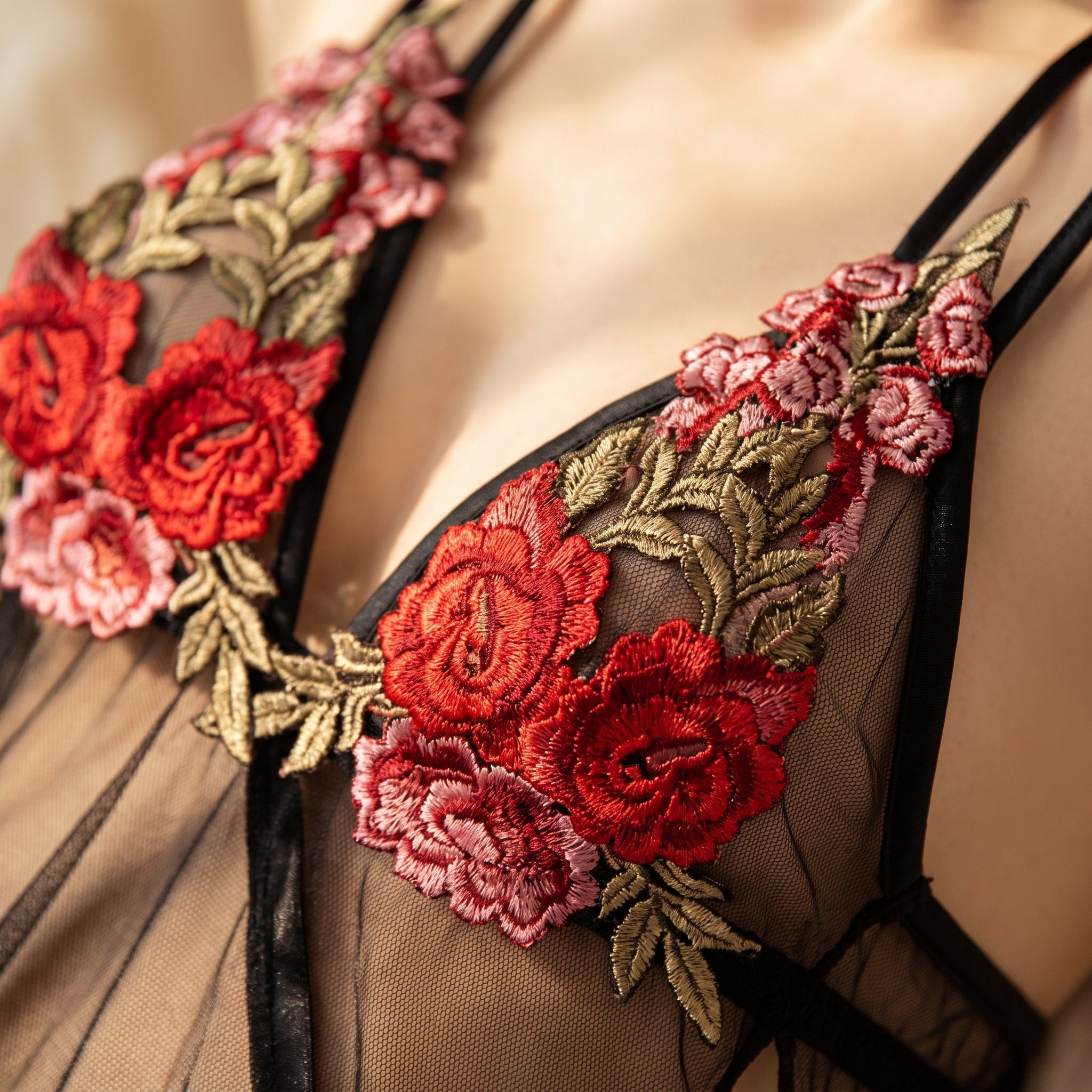 Gros plan sur les roses brodées de la nuisette noire Image