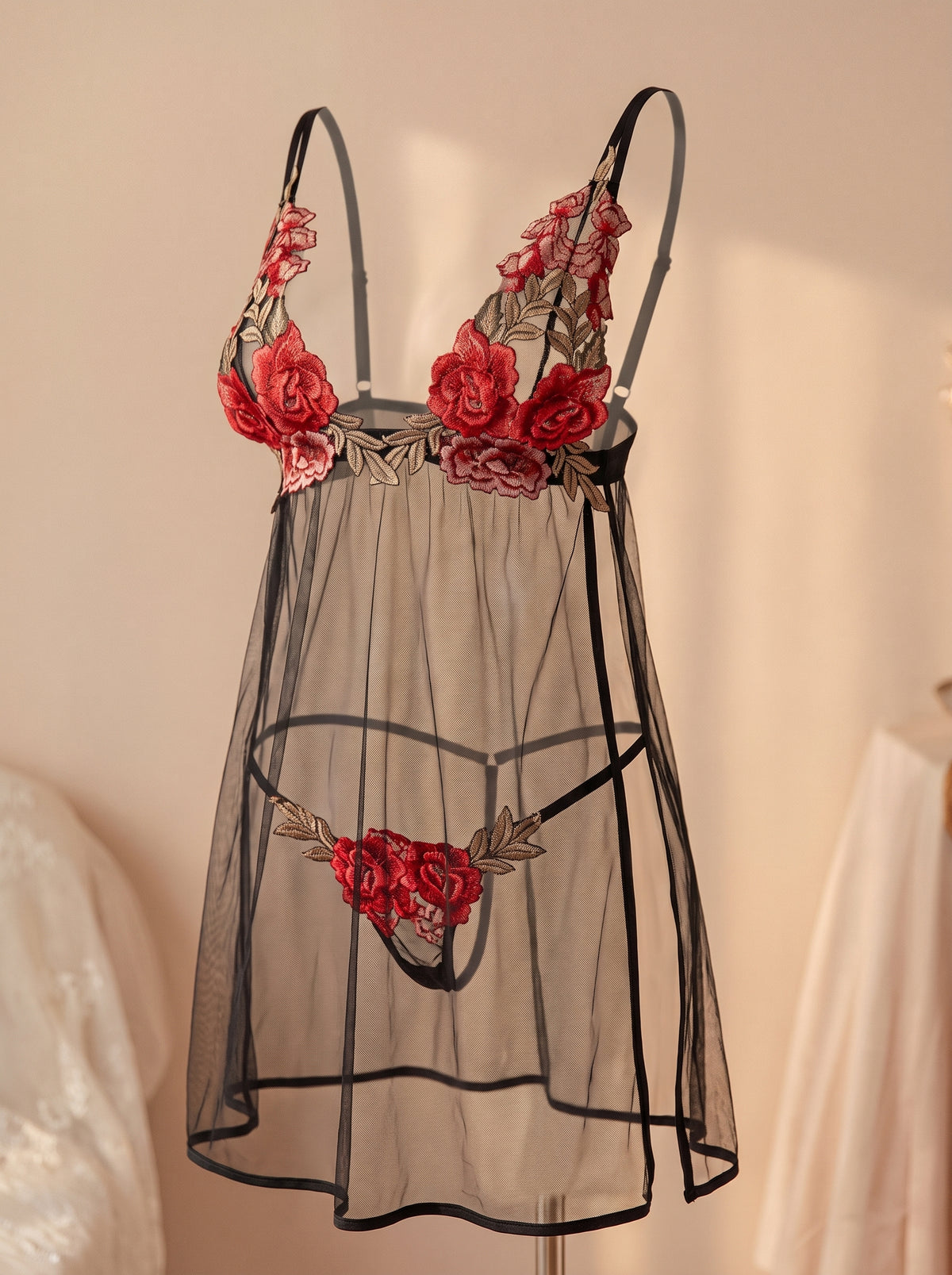Nuisette noire transparente portée, roses brodées rouges en relief, coupe babydoll