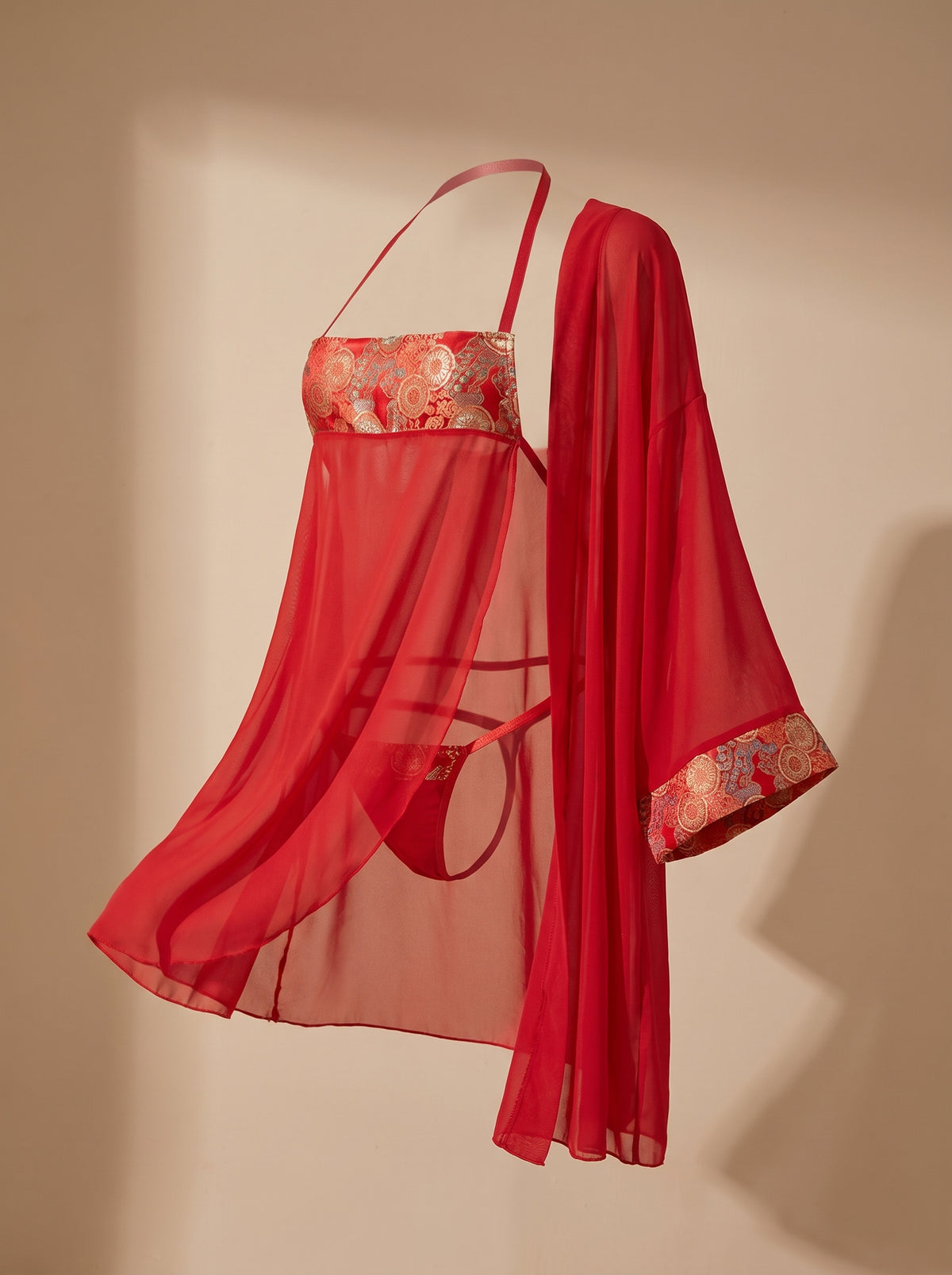 Ensemble nuisette string rouge en brocart et voile avec peignoir assorti, mannequin invisible