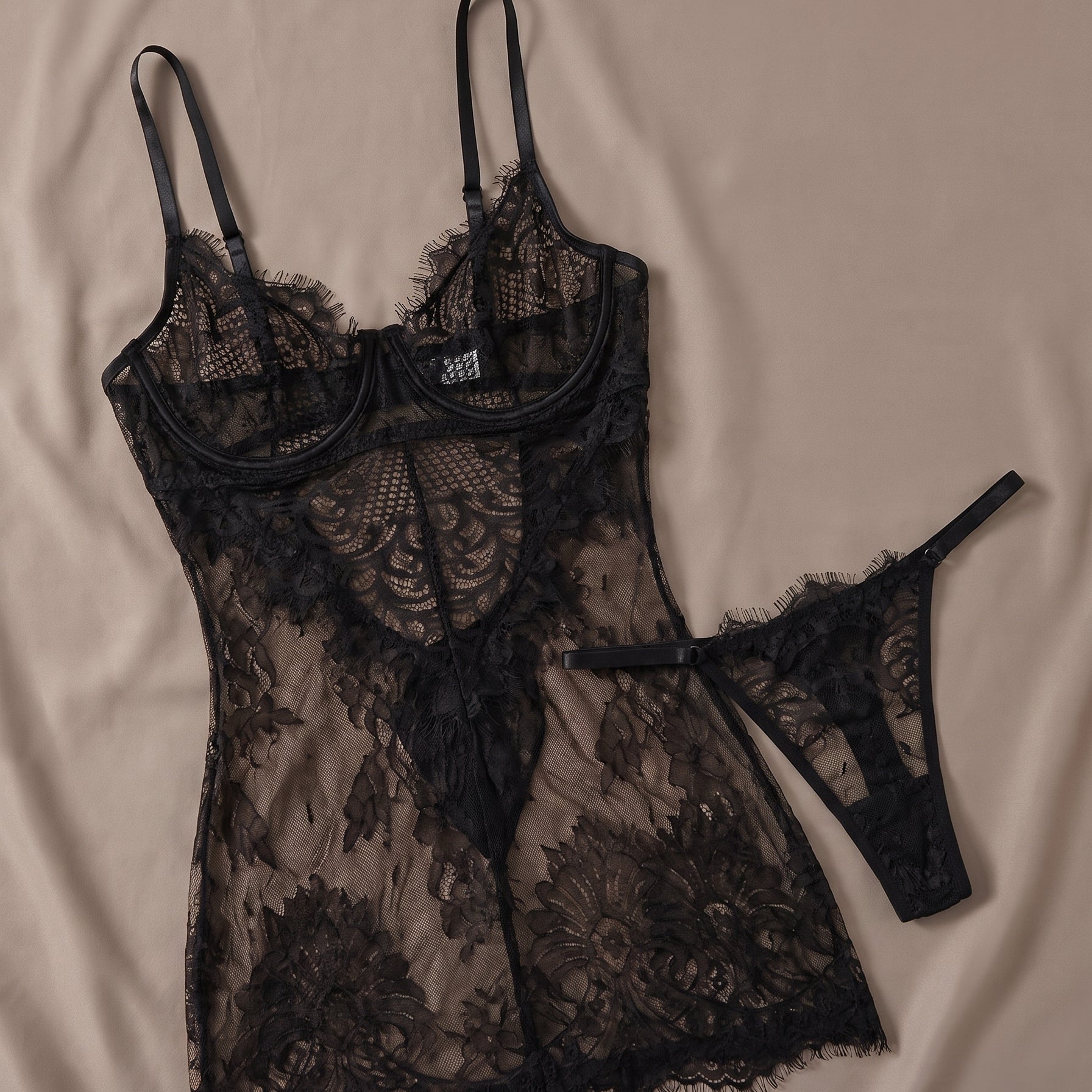 L'audace d'une dentelle transparente — Nuisette Babydoll Noire en Dentelle Transparente et String Image