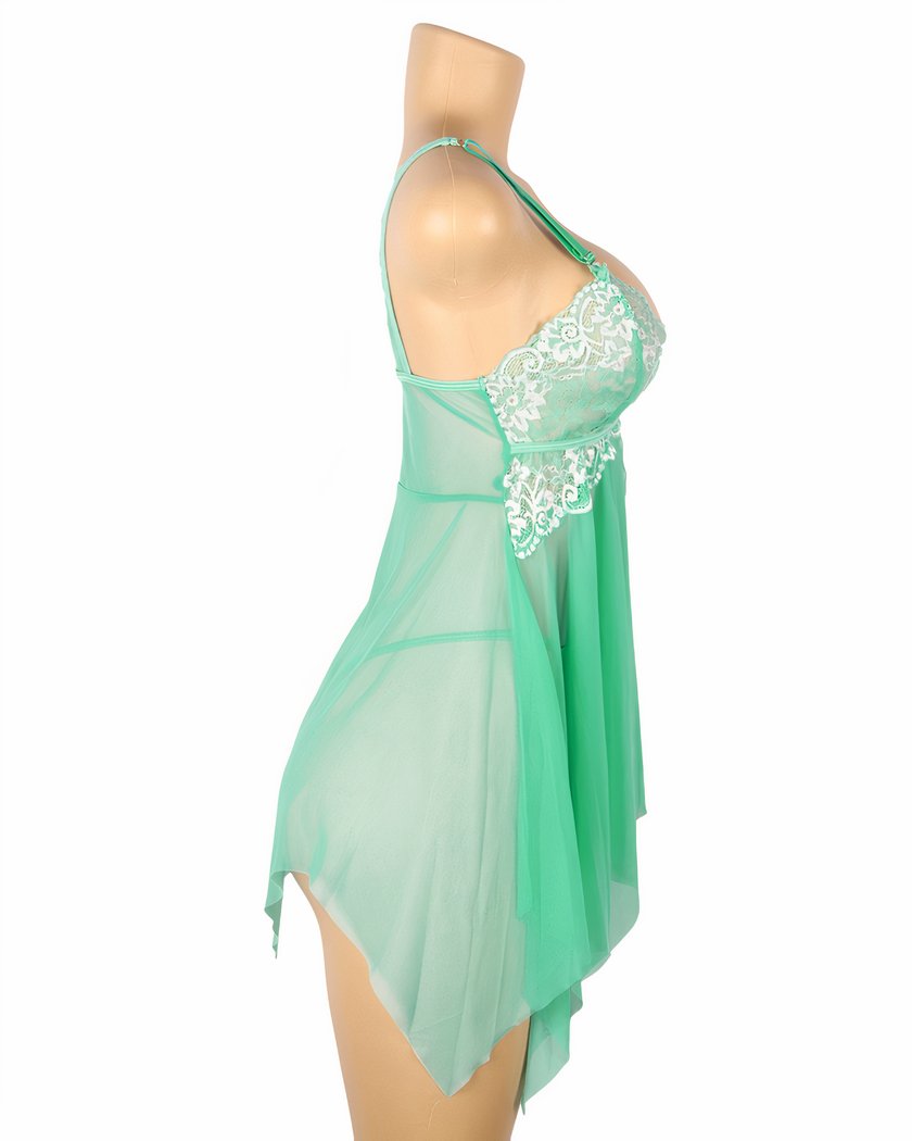 Vue de profil sur mannequin de la nuisette grande taille bleue et son voile asymétrique