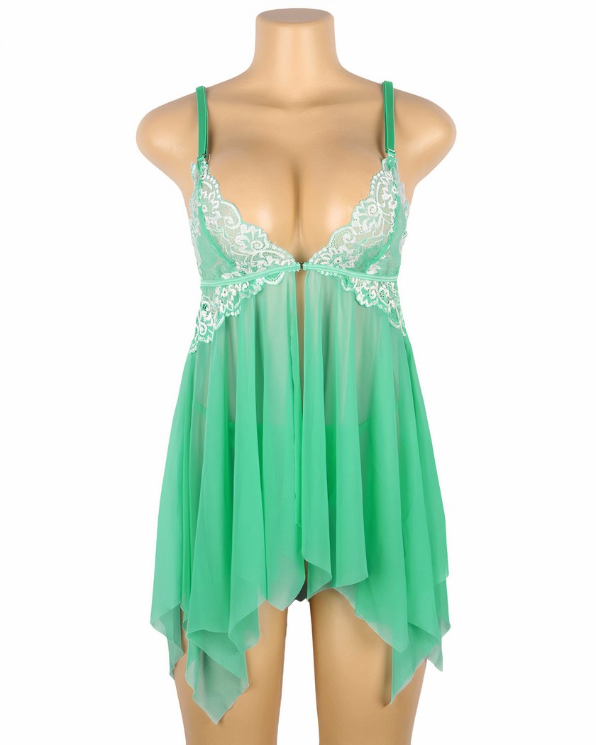 Vue de face sur mannequin de la nuisette transparente bleue, décolleté profond et jupe à pointes