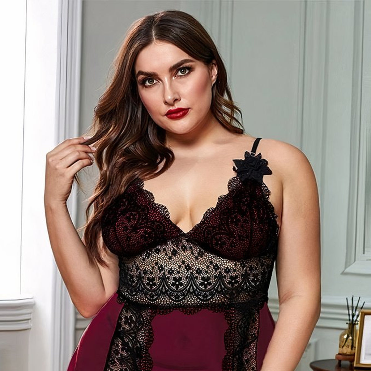 Courbes mises en valeur par le contraste bordeaux et noir de la nuisette grande taille Image