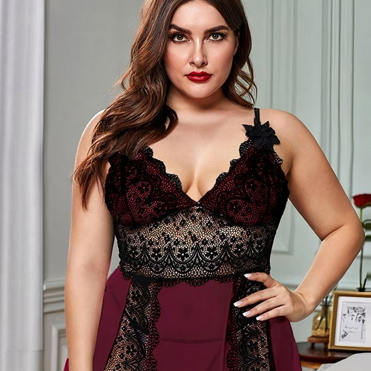 Jeu de contraste et de dentelle sur le décolleté de la nuisette bordeaux Image