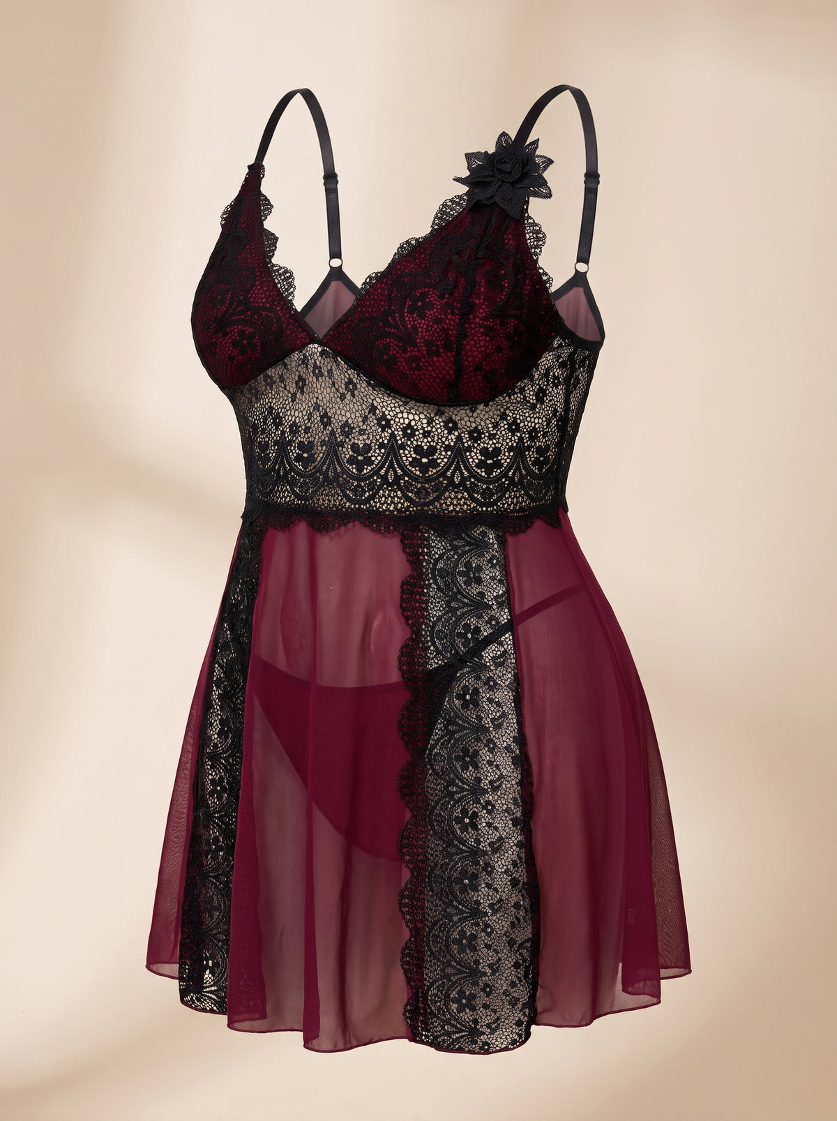 Nuisette grande taille bordeaux et dentelle noire présentée seule sur fond boudoir