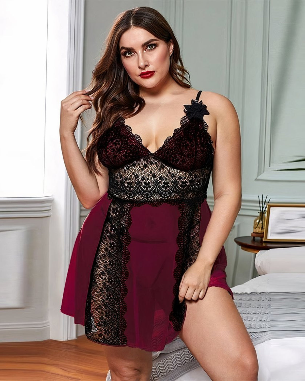 Vue portée de face de la nuisette grande taille bordeaux et dentelle noire