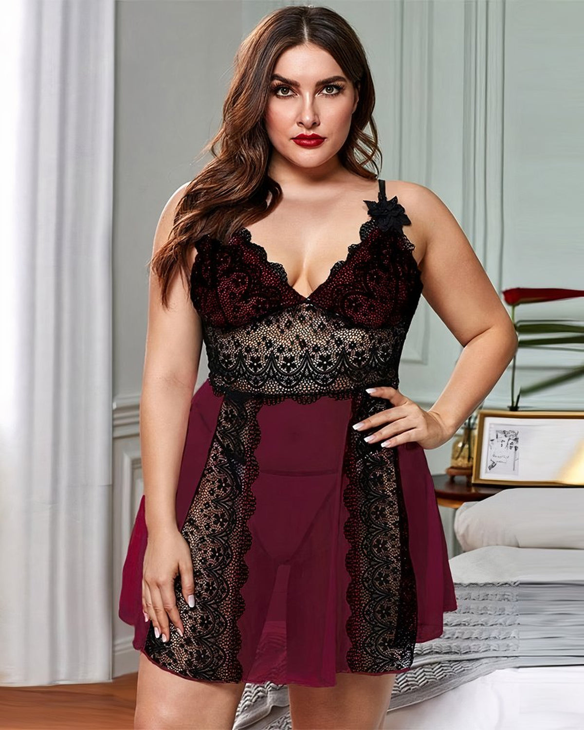 Seconde vue portée de face de la nuisette sexy grande taille bordeaux