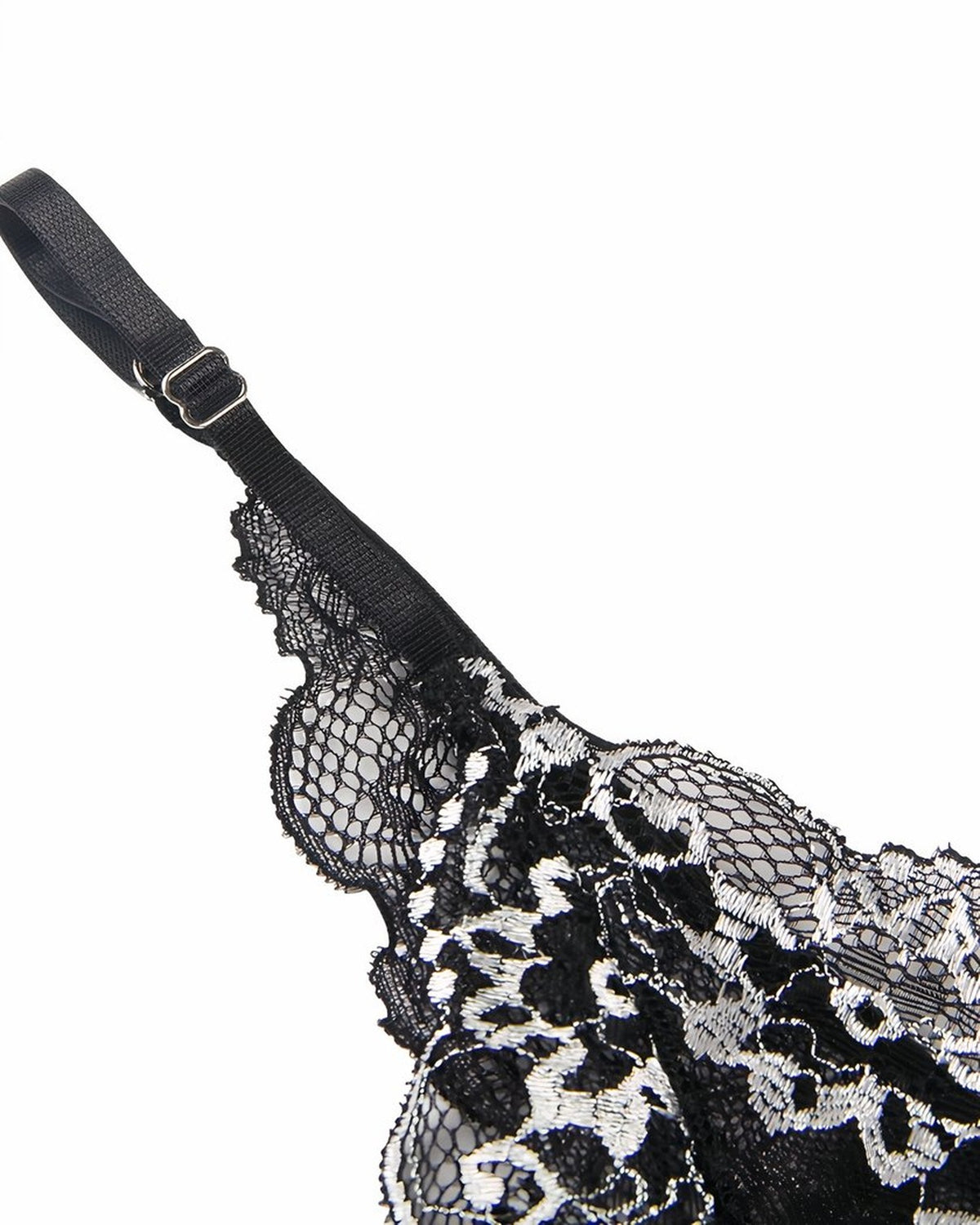Gros plan bretelle ajustable et dentelle brodée de la nuisette noire
