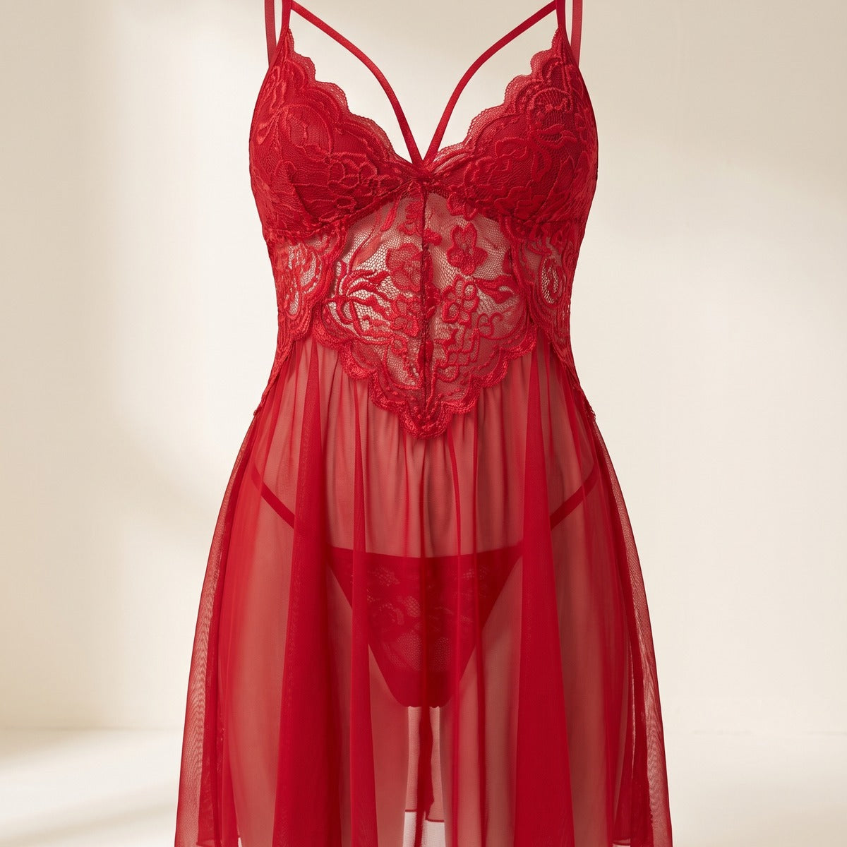 Nuisette transparente rouge en dentelle, vue de face, tombé fluide et décolleté en V Image