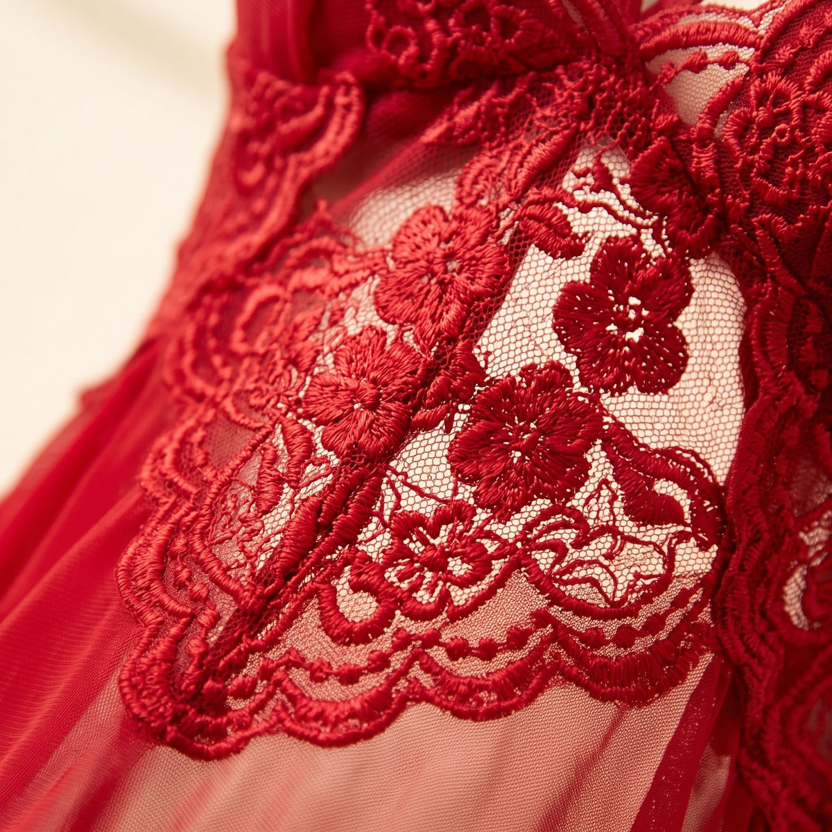 Gros plan sur la dentelle florale rouge et la finesse du voile transparent Image
