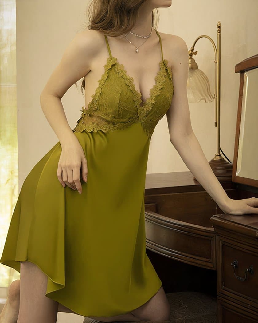 Nuisette vert olive dont la jupe fluide suit les gestes