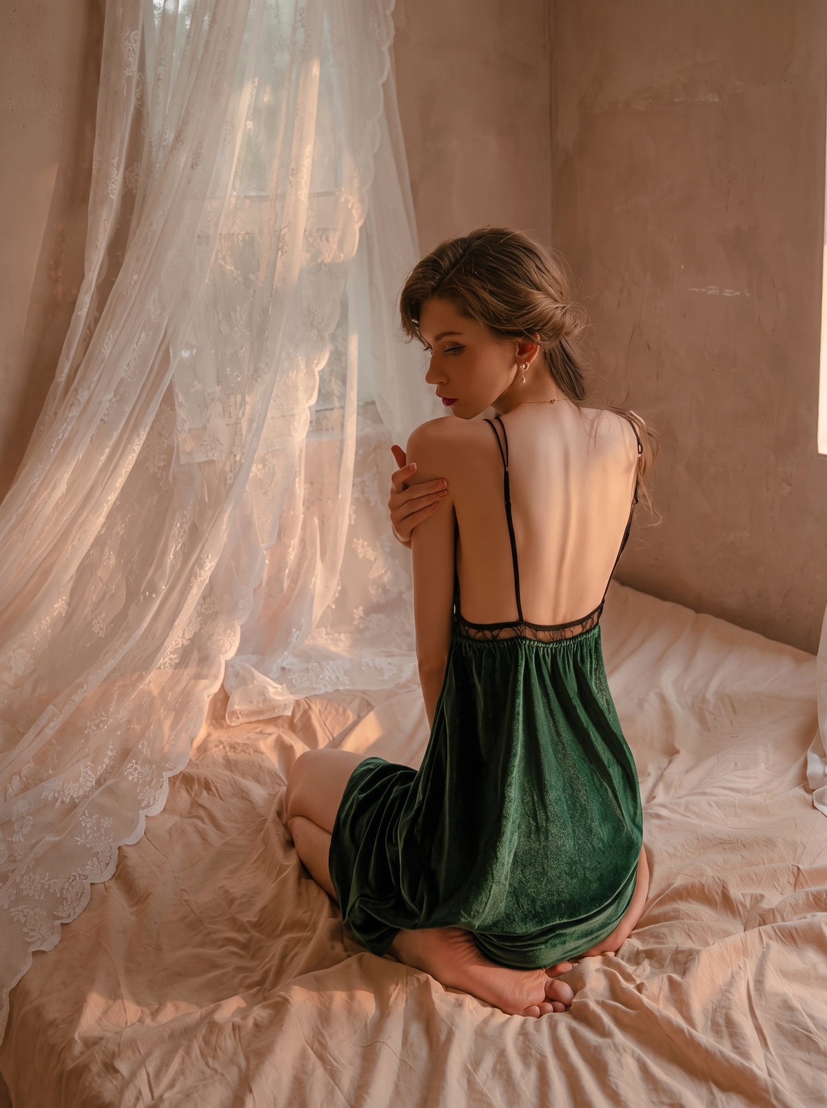 Dos ouvert de la nuisette verte en velours, bande de dentelle noire et doubles bretelles