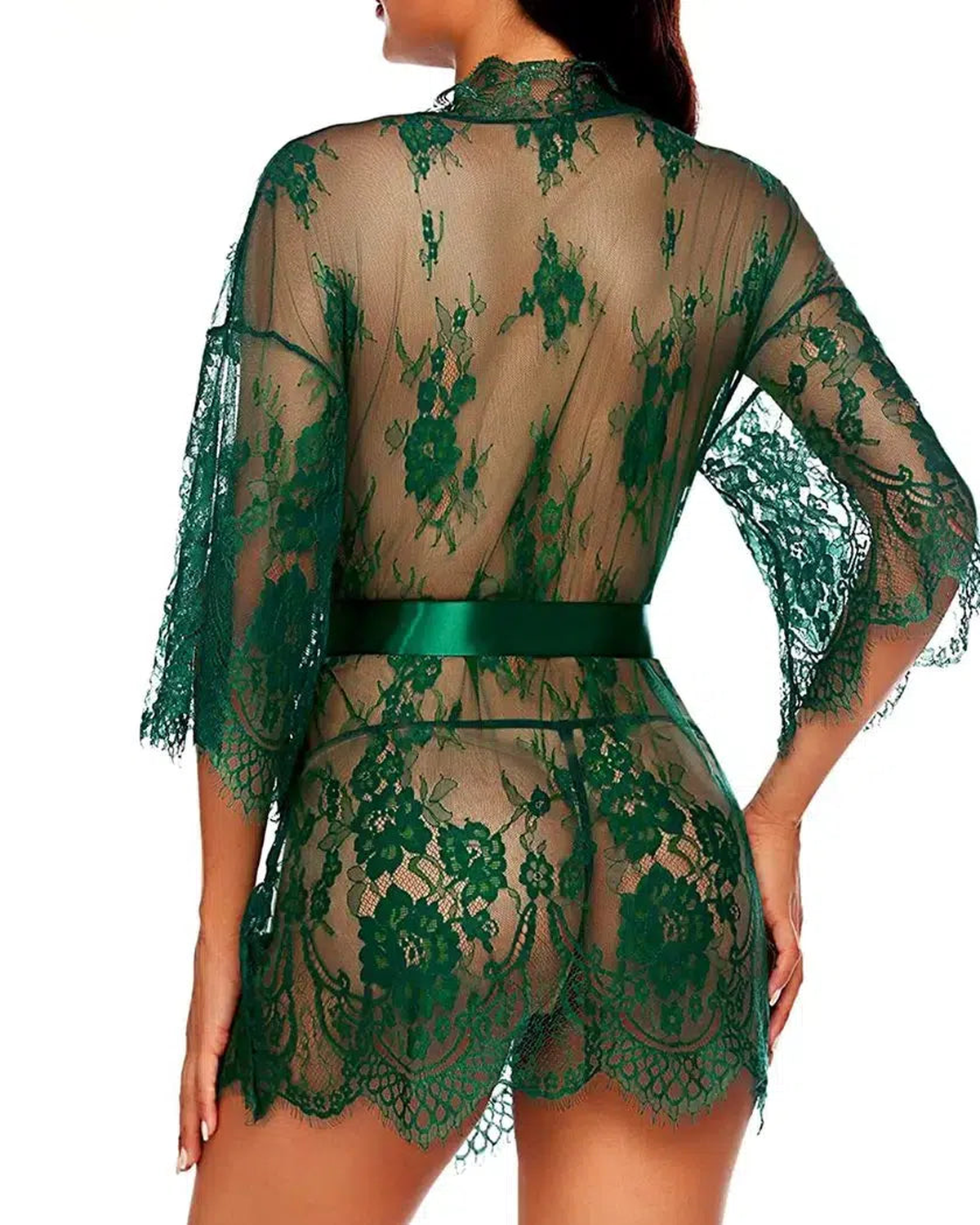 Nuisette en dentelle verte portée, manches évasées et ceinture