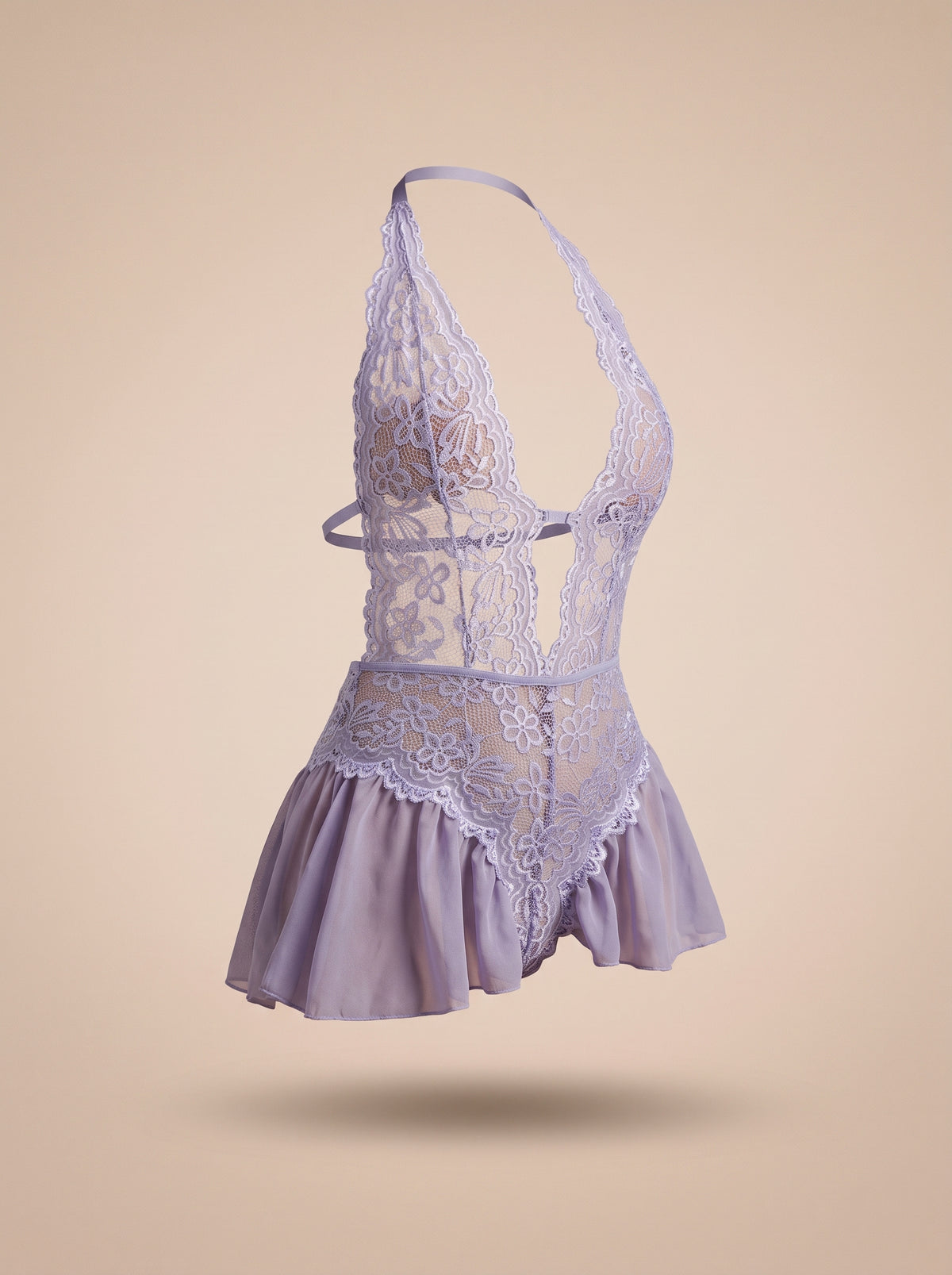 Nuisette violette en dentelle et dos nu, vue de face