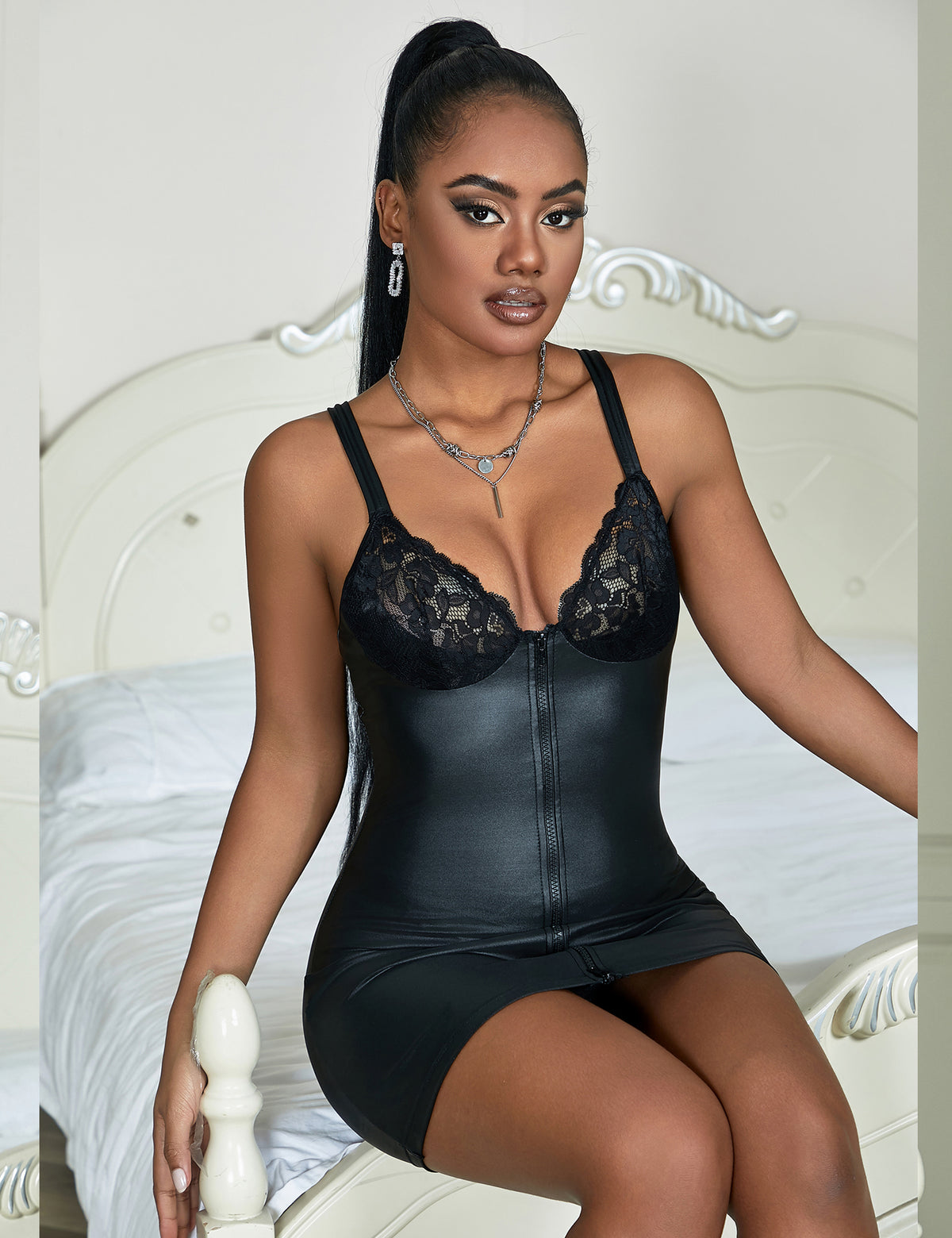 Nuisette noire effet cuir portée assise, décolleté en dentelle et taille moulante