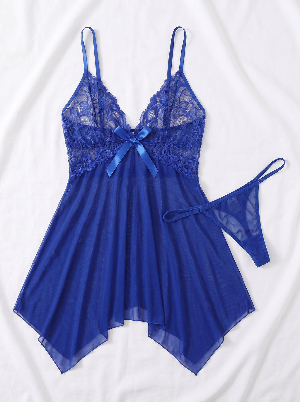 Nuisette babydoll bleu roi en dentelle et voile transparent avec string, présentée à plat