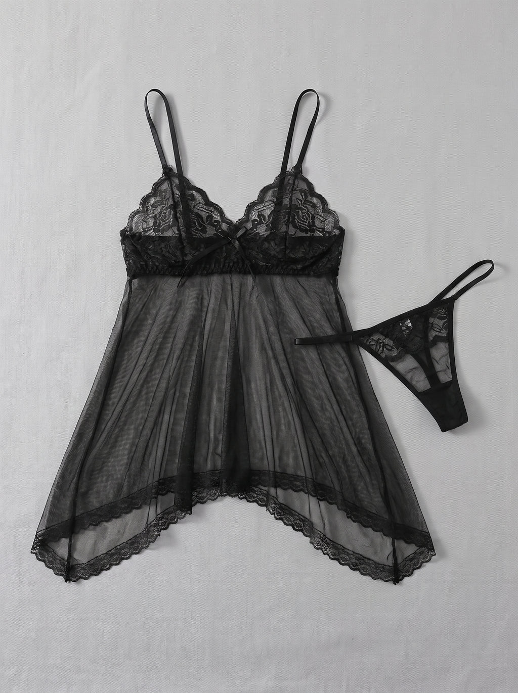 Nuisette babydoll noire en dentelle et voile transparent avec string, présentée à plat