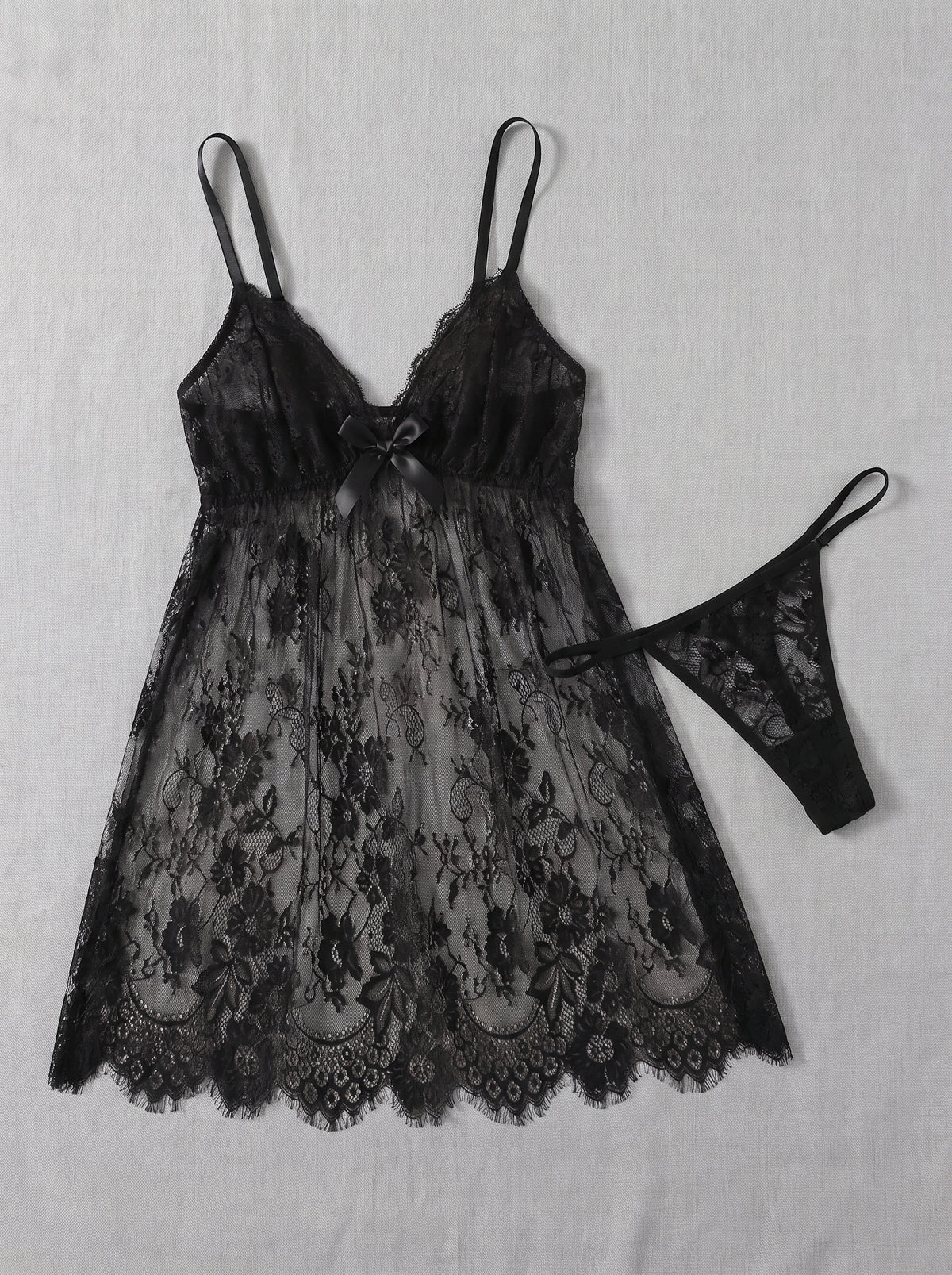Nuisette babydoll en dentelle florale noire transparente avec son string assorti