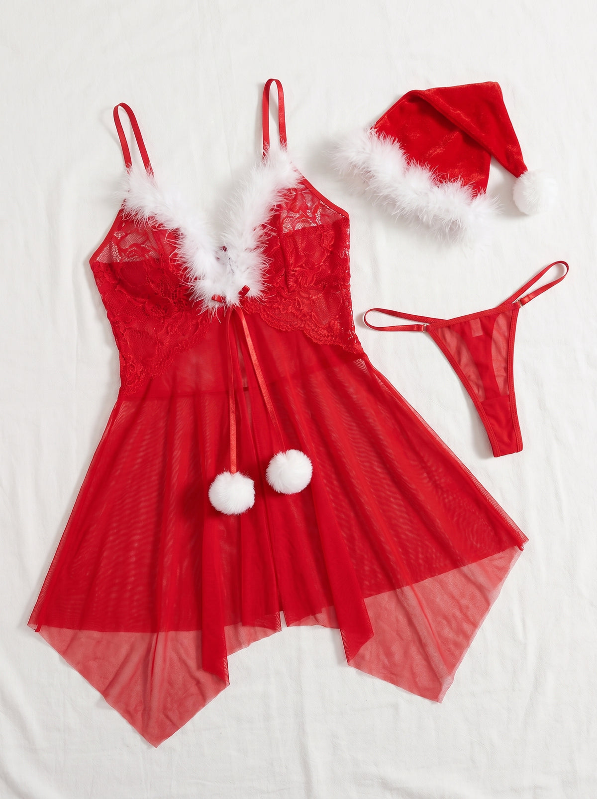 Nuisette de Noël rouge asymétrique avec bonnet et string, présentée à plat