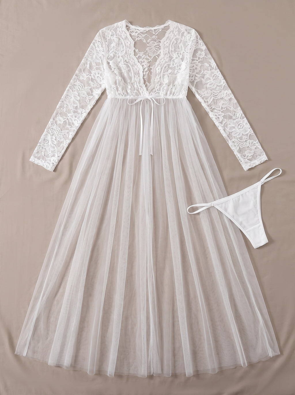 Longue robe de nuit blanche transparente en dentelle et tulle et son string, à plat