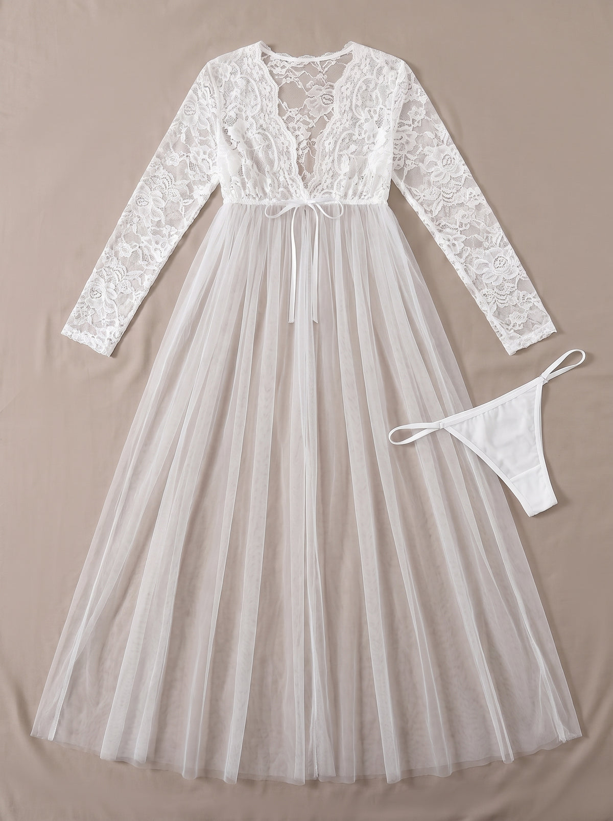 Longue robe de nuit blanche transparente en dentelle et tulle et son string, à plat