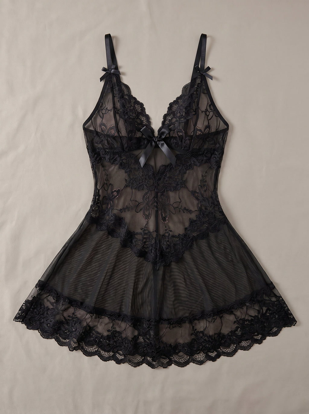 Nuisette babydoll noire en dentelle et voile transparent, à plat