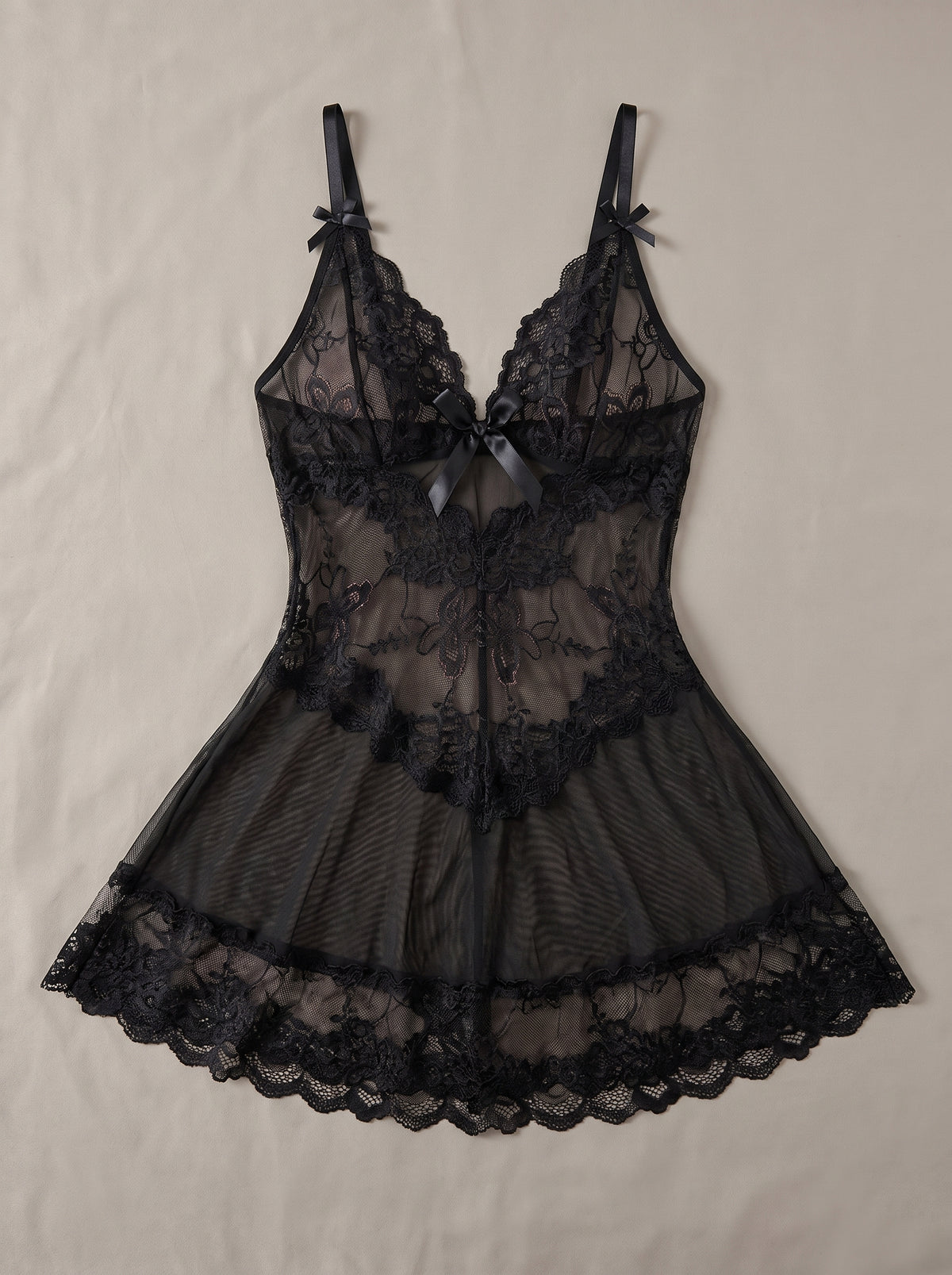 Nuisette babydoll noire en dentelle et voile transparent, à plat