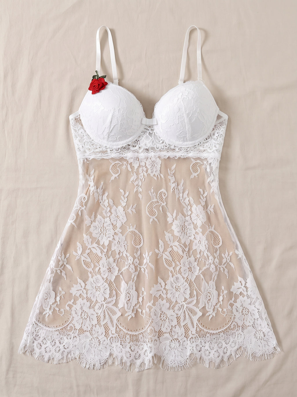 Nuisette babydoll en dentelle blanche avec bustier push-up et jupe transparente, présentée à plat