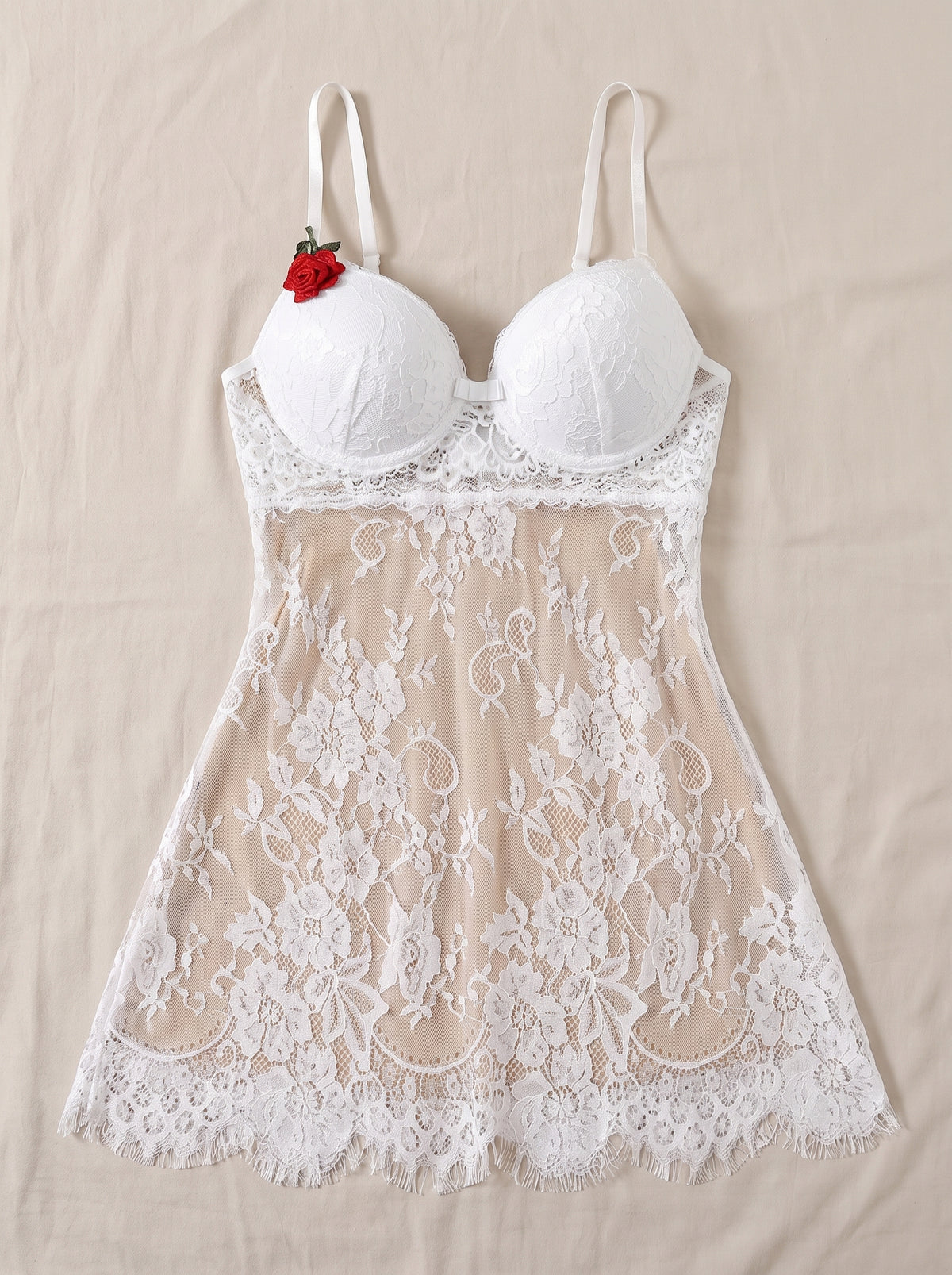 Nuisette babydoll en dentelle blanche avec bustier push-up et jupe transparente, présentée à plat