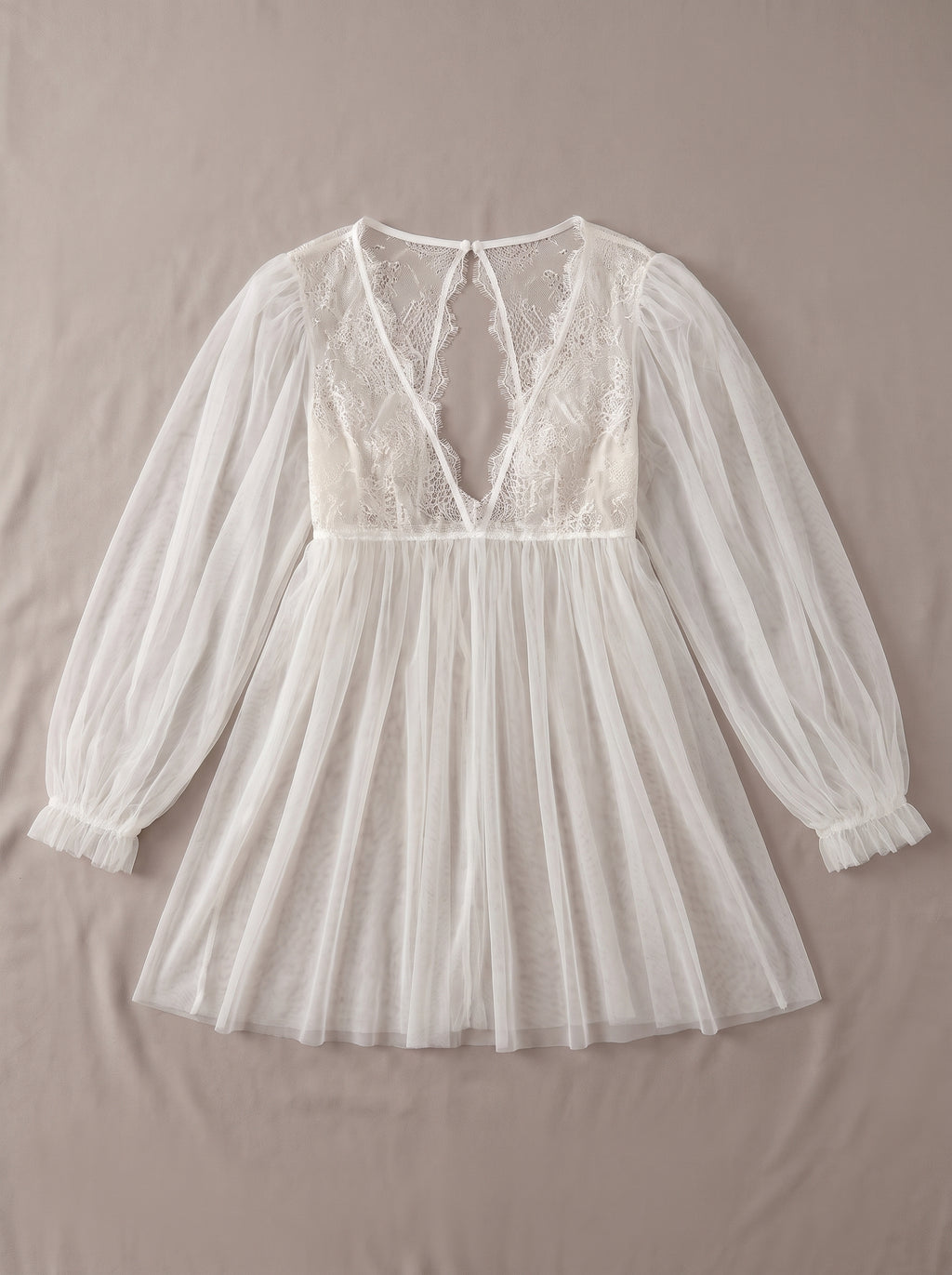 Nuisette babydoll blanche transparente en tulle et dentelle, à plat