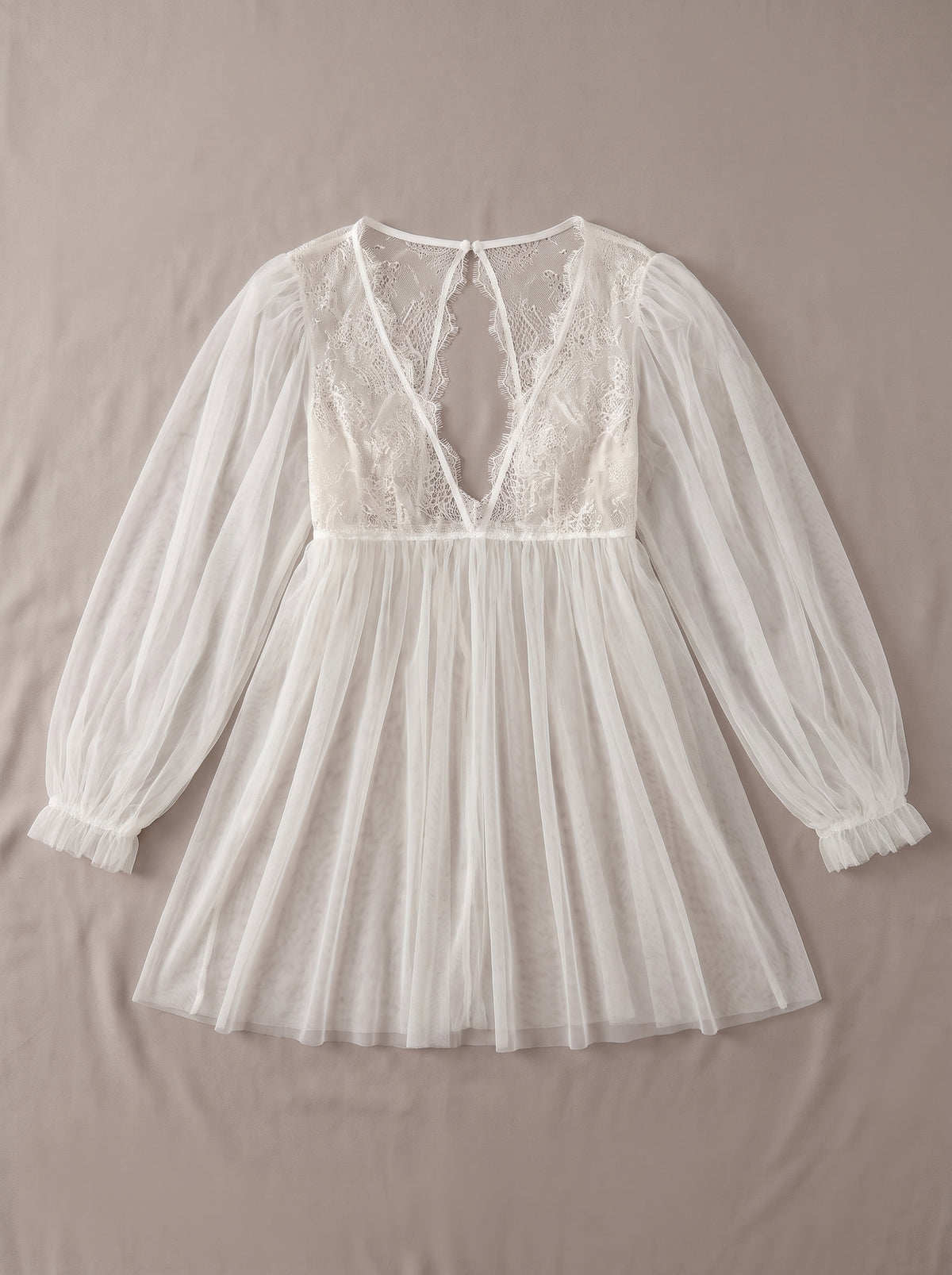 Nuisette babydoll blanche transparente en tulle et dentelle, à plat