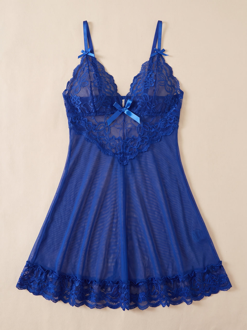 Nuisette babydoll en dentelle et voile bleu roi transparent, présentée à plat