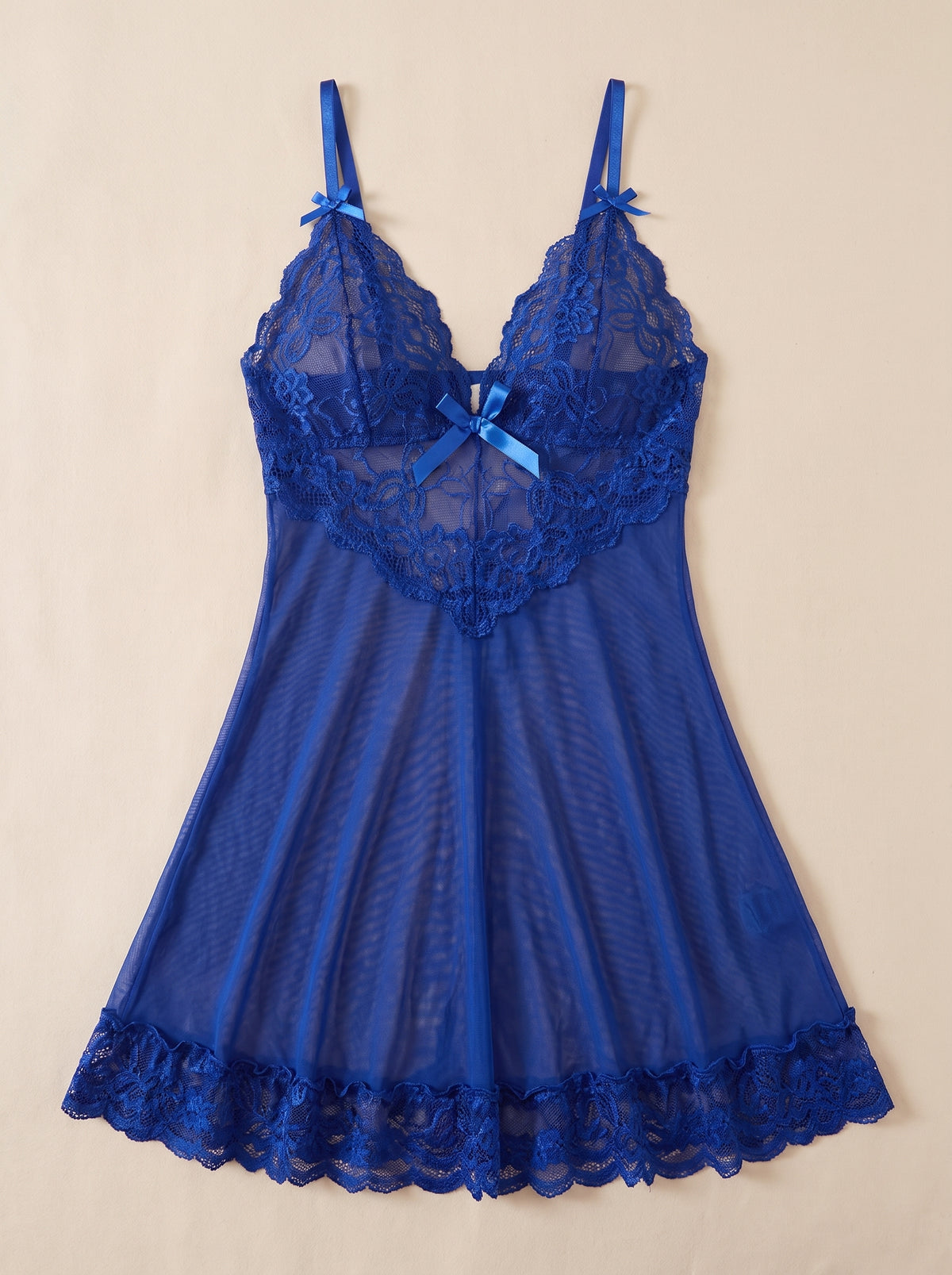 Nuisette babydoll en dentelle et voile bleu roi transparent, présentée à plat