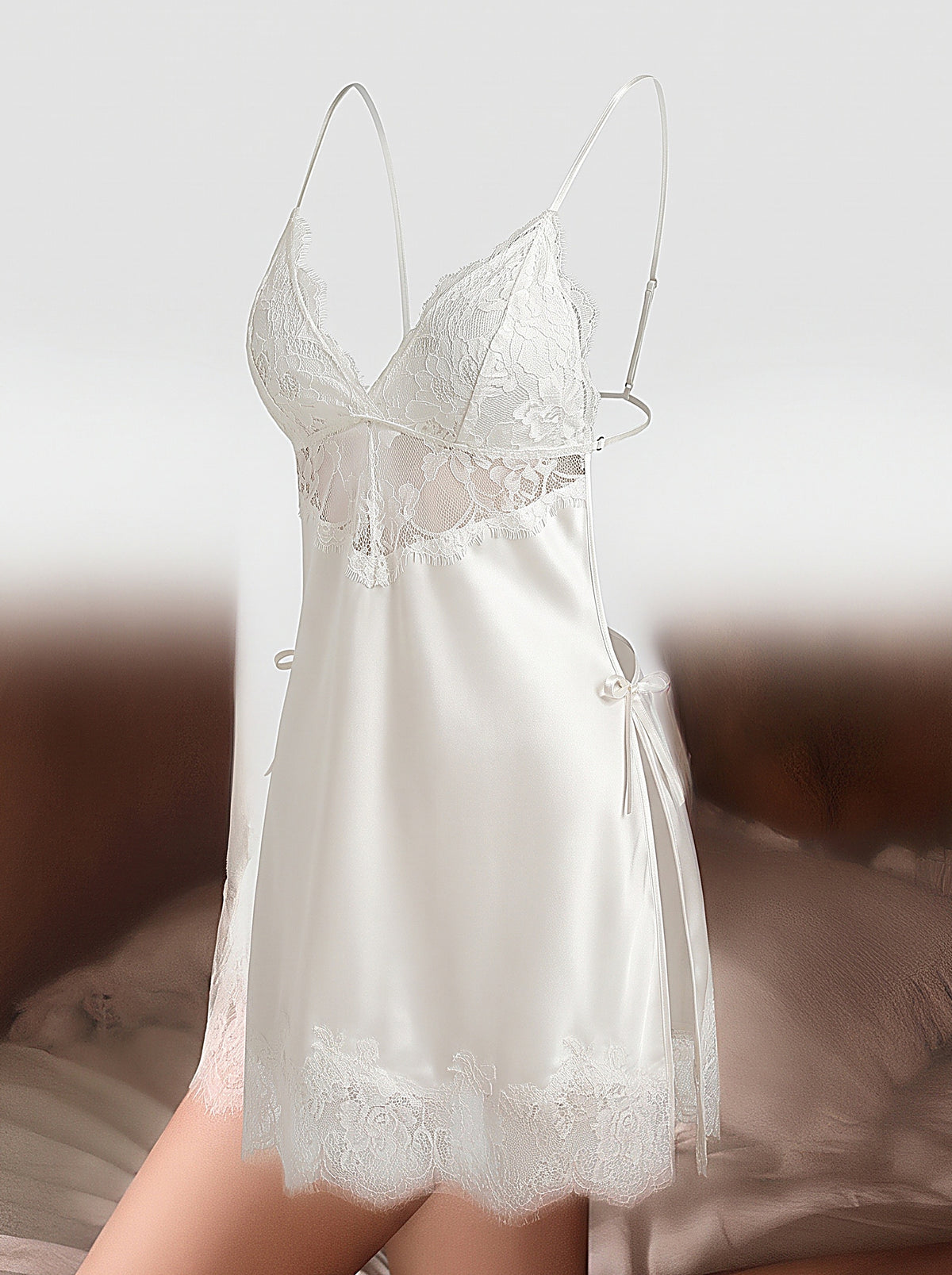 Nuisette en satin blanc à bonnets en dentelle, dos nu et fentes, packshot mannequin invisible