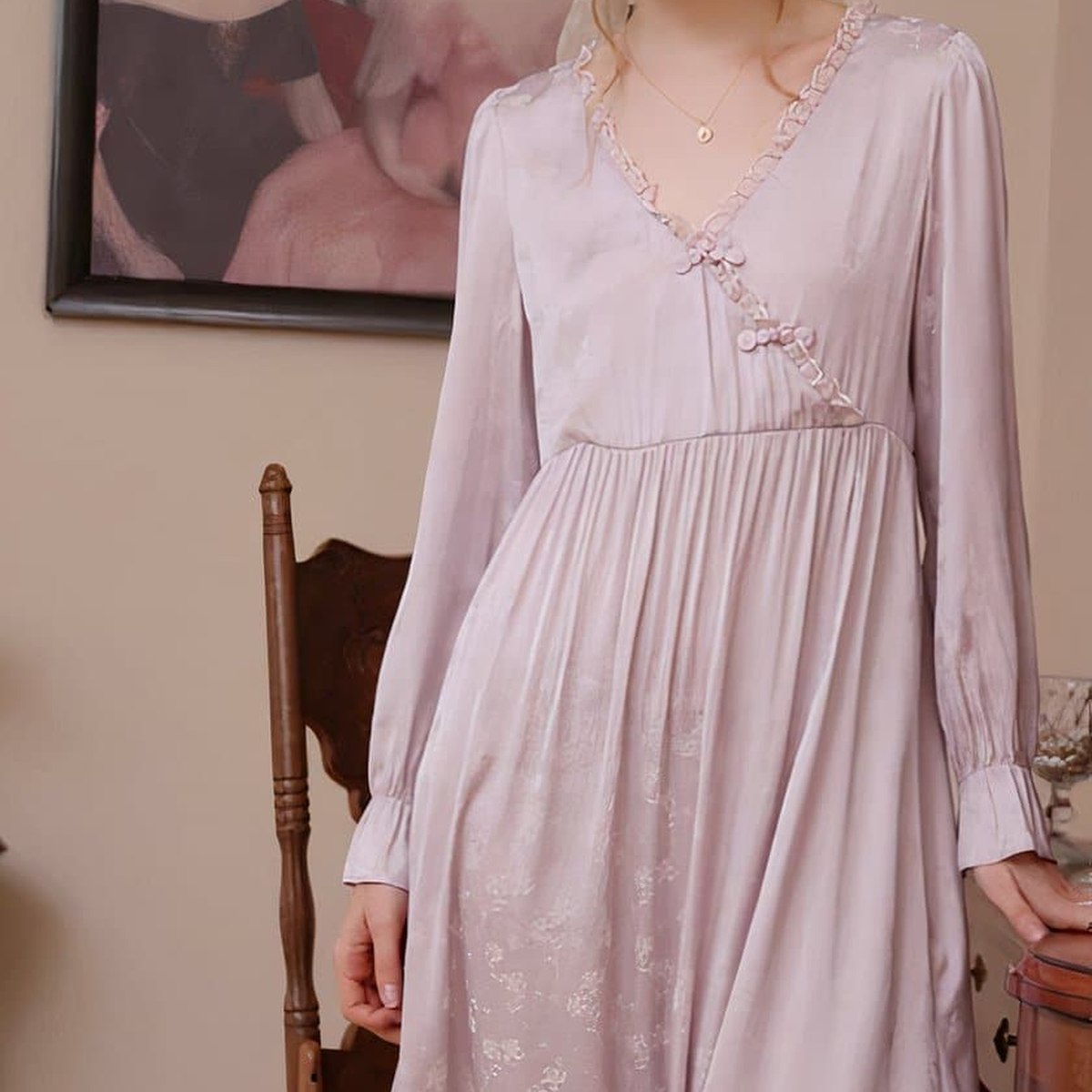 Détail du cache-cœur, des attaches et du motif floral ton sur ton de la nuisette rose