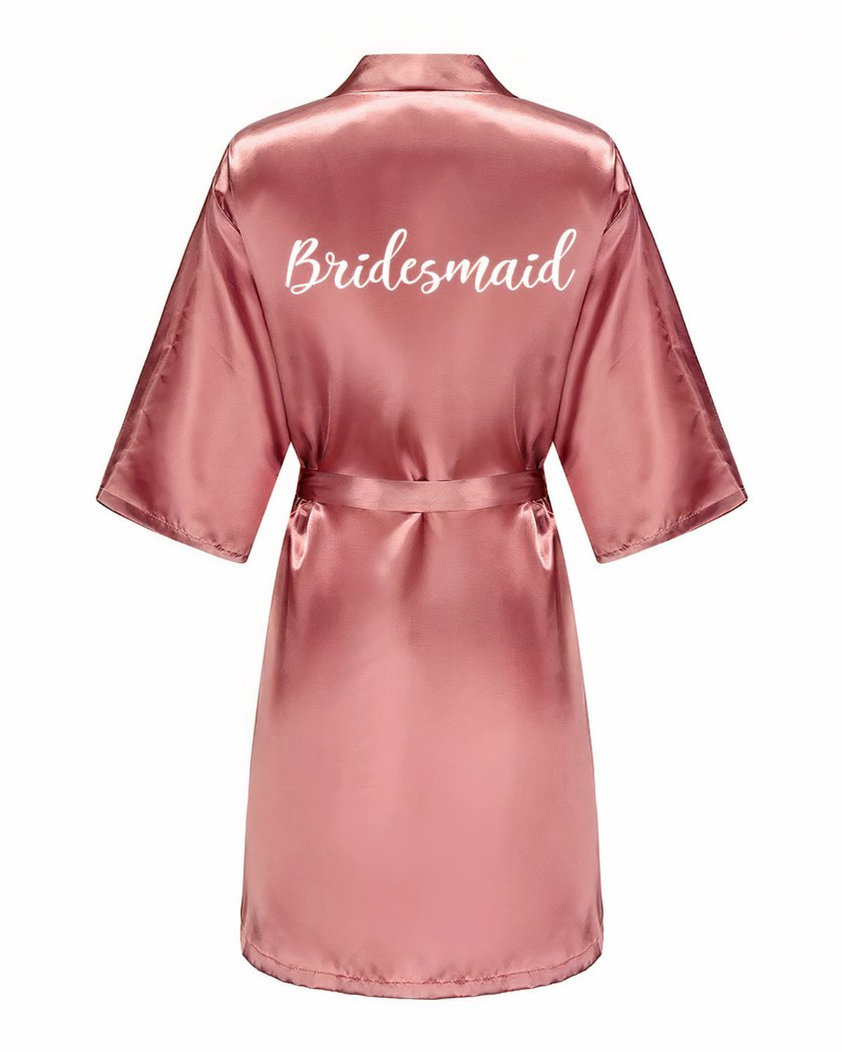 Dos du peignoir vieux rose, le mot Bridesmaid calligraphié en blanc entre les épaules