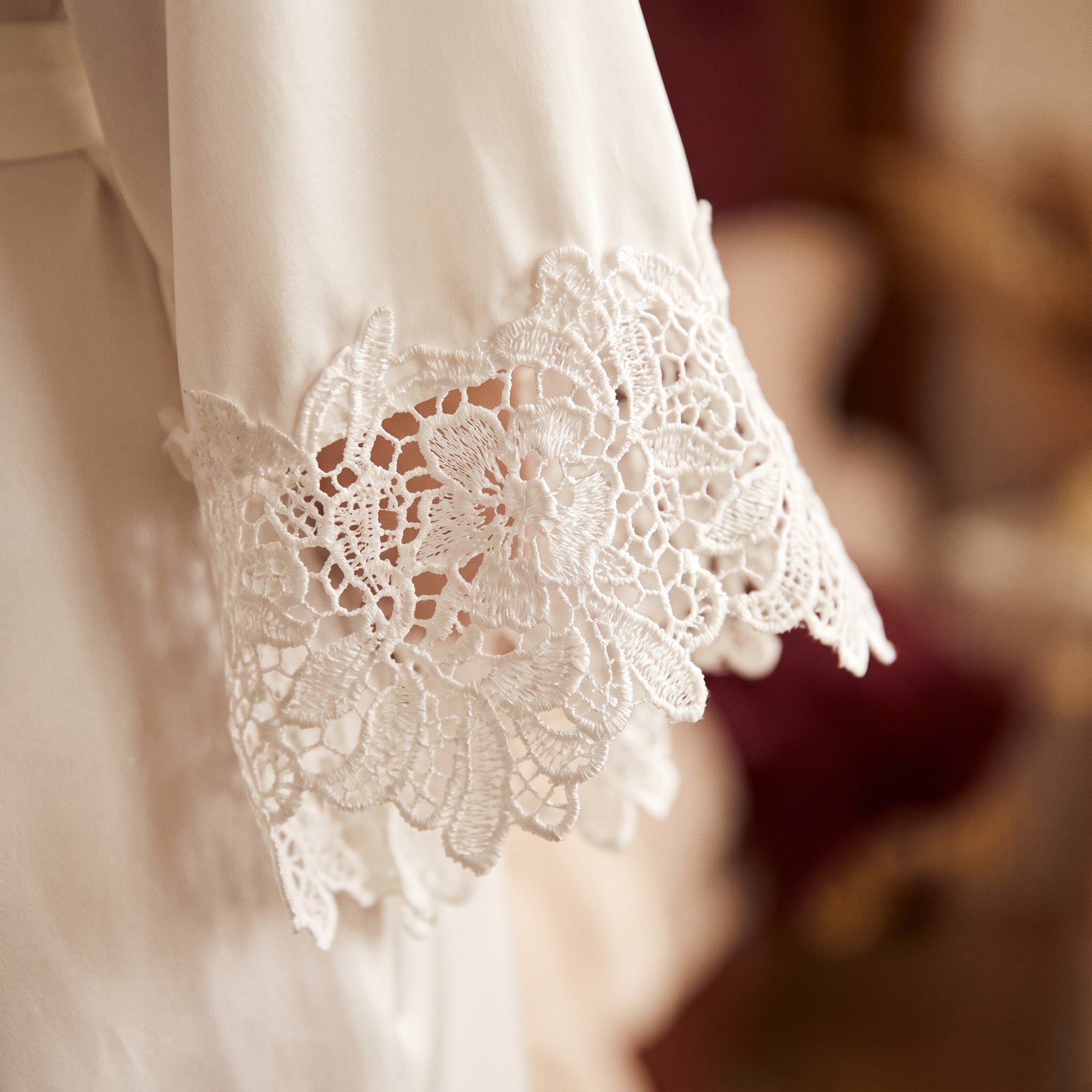 Gros plan macro dentelle florale blanche peignoir bride Image