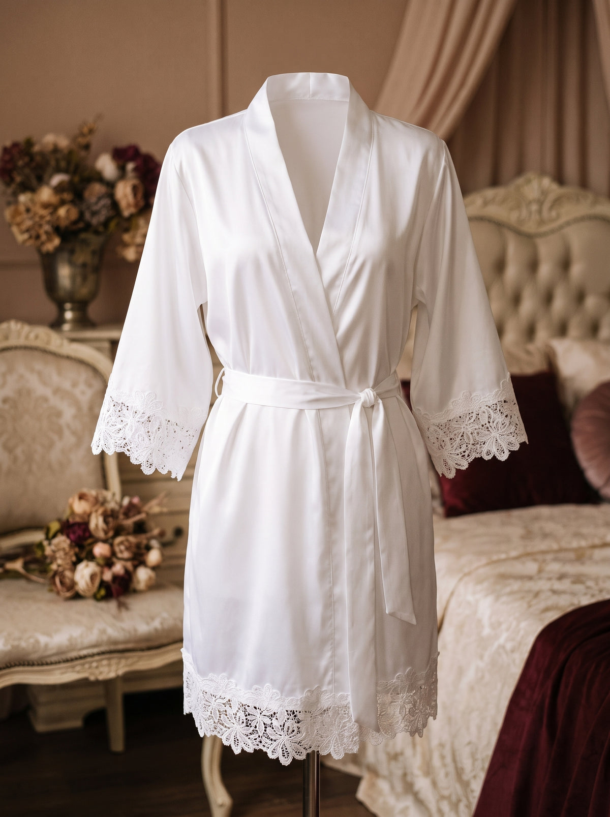Peignoir bride blanc en satin sur mannequin invisible, col en V et ceinture nouee