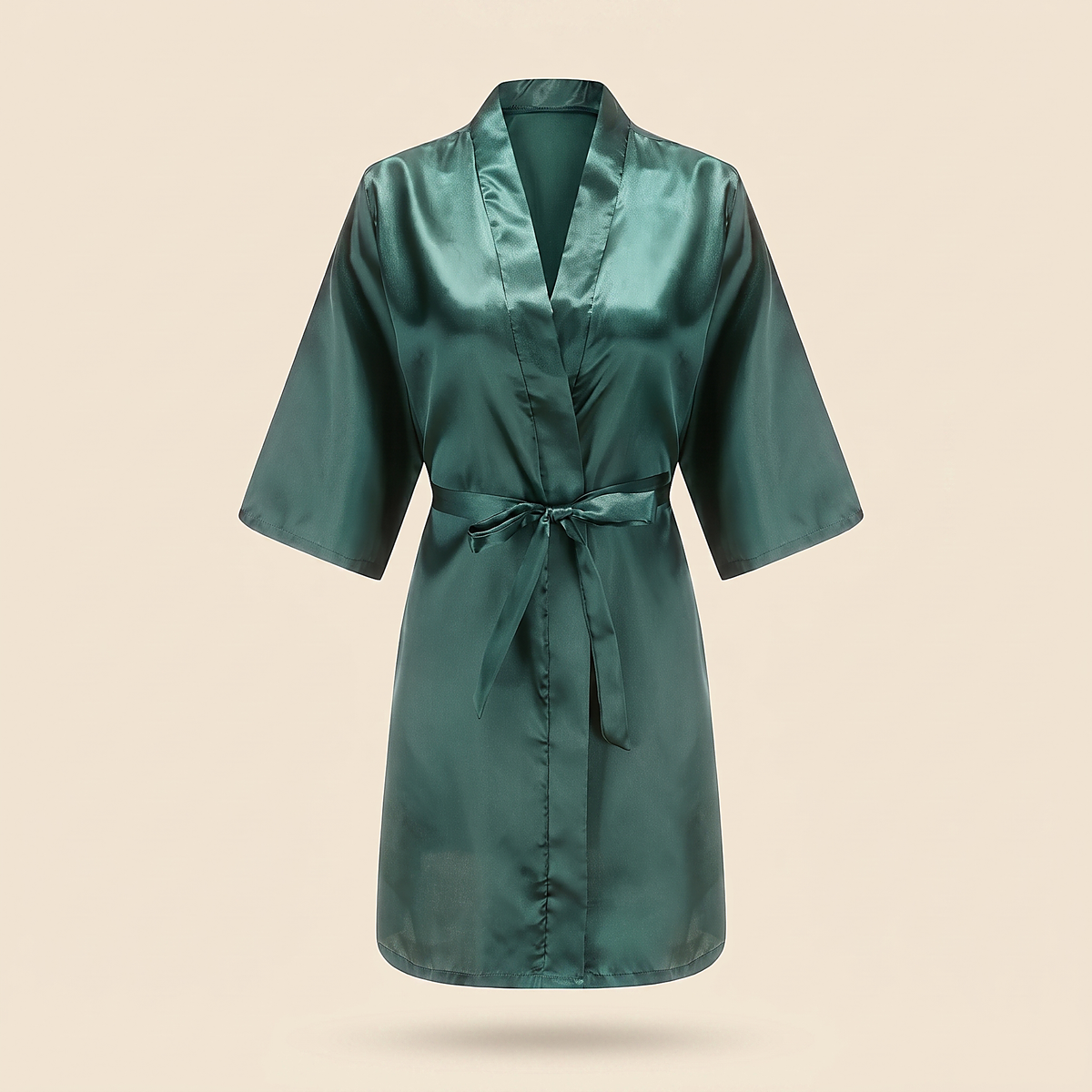 Vue de face du peignoir vert satiné croisé avec ceinture
