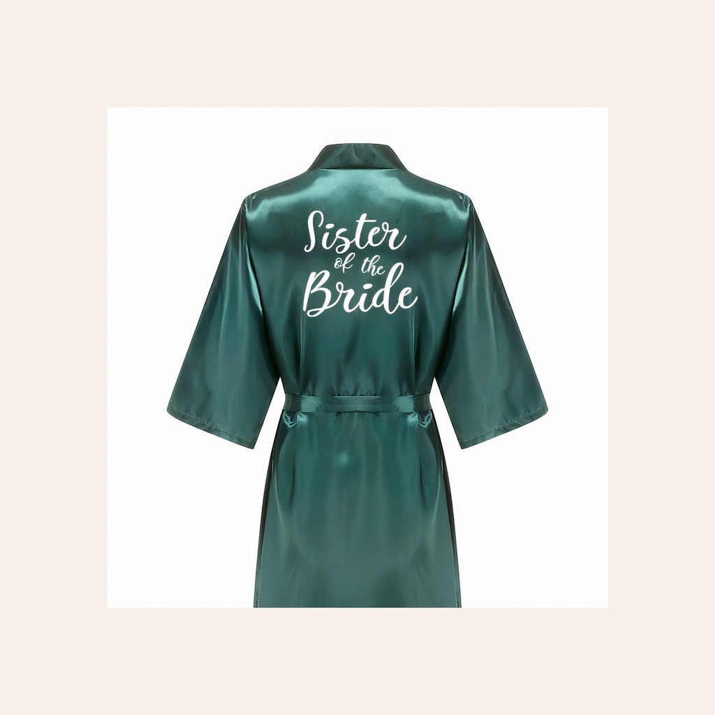 Inscription Sister of the Bride au dos du peignoir vert satiné