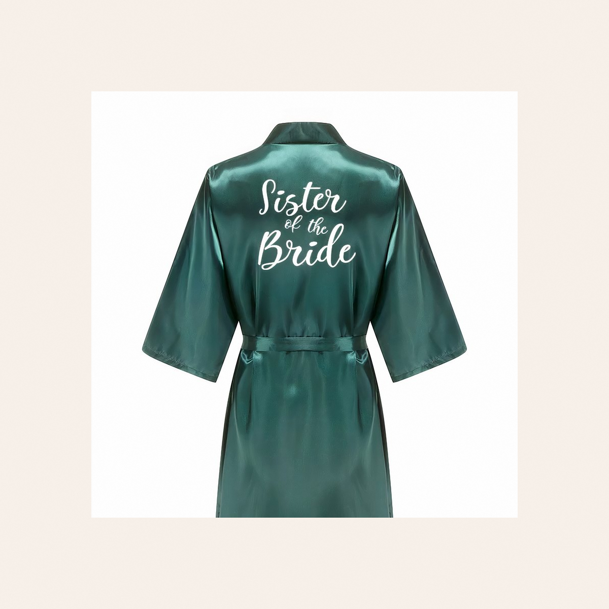 Inscription Sister of the Bride au dos du peignoir vert satiné