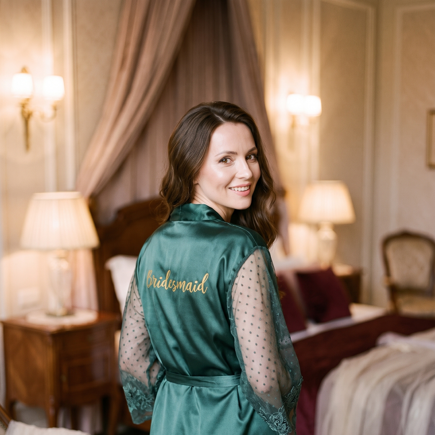 Femme souriante portant le peignoir vert Bridesmaid pendant les préparatifs Image