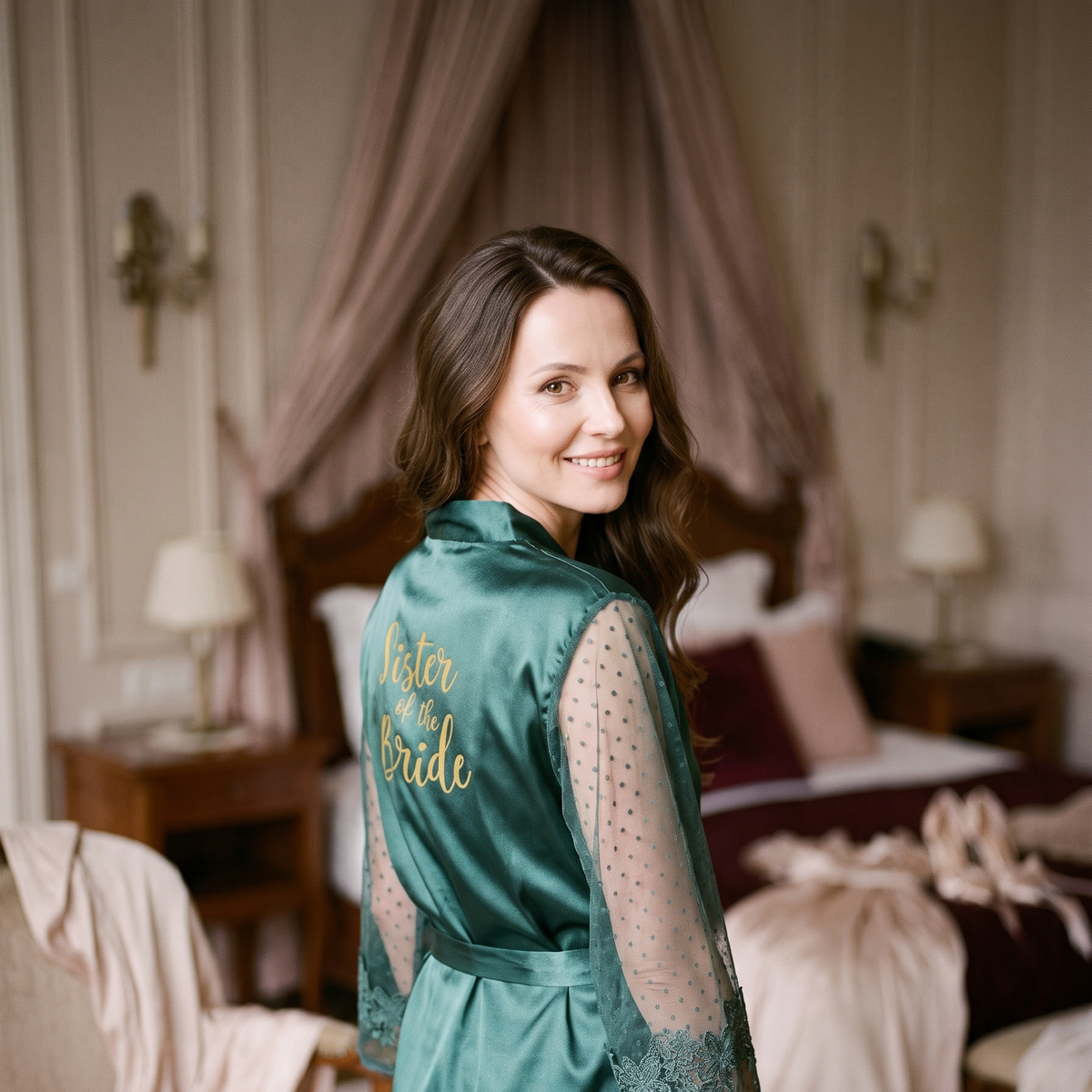 Inscription Sister of the Bride au dos du peignoir vert à manches en dentelle