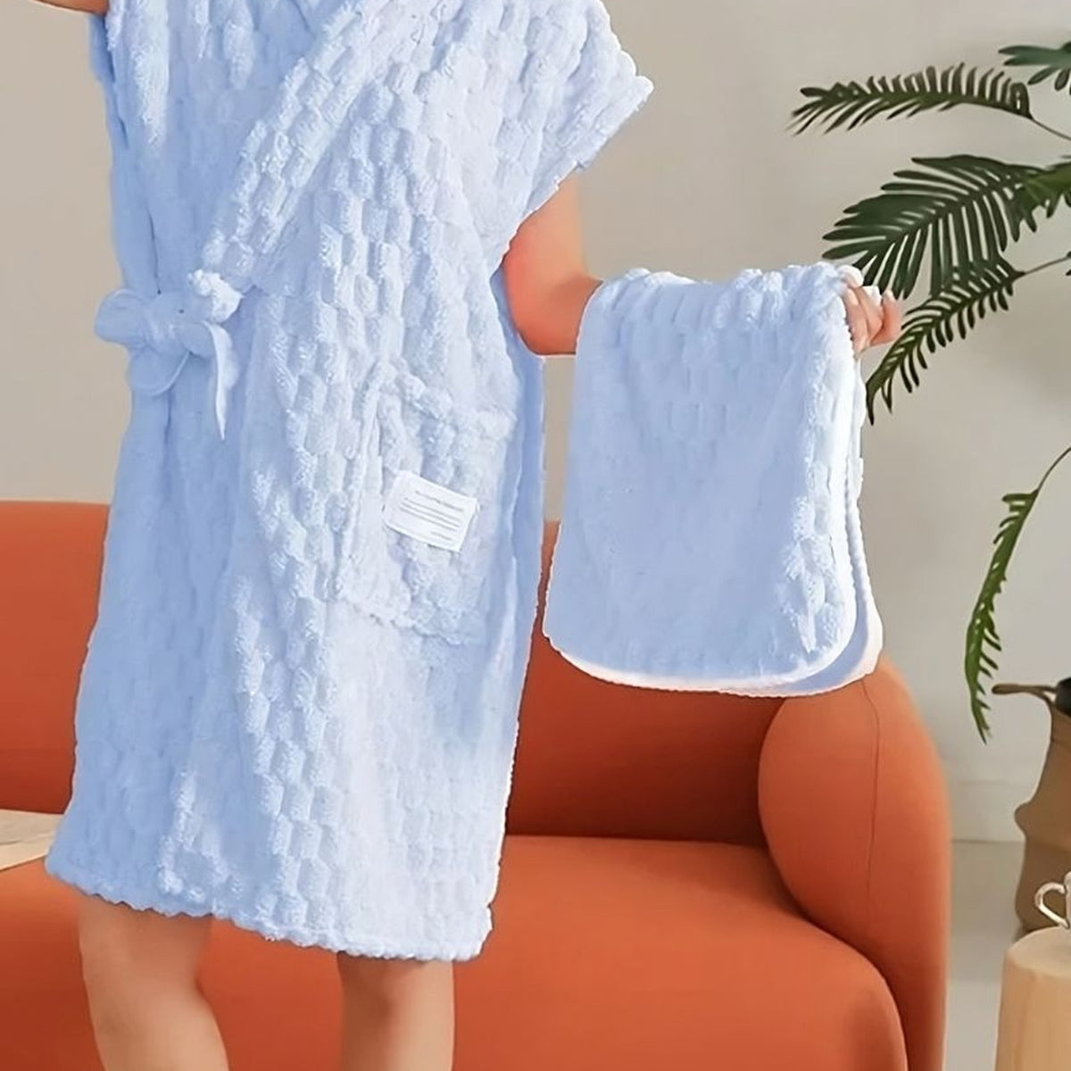 Peignoir éponge bleu court porté, vue sans visage sur la ceinture et la poche
