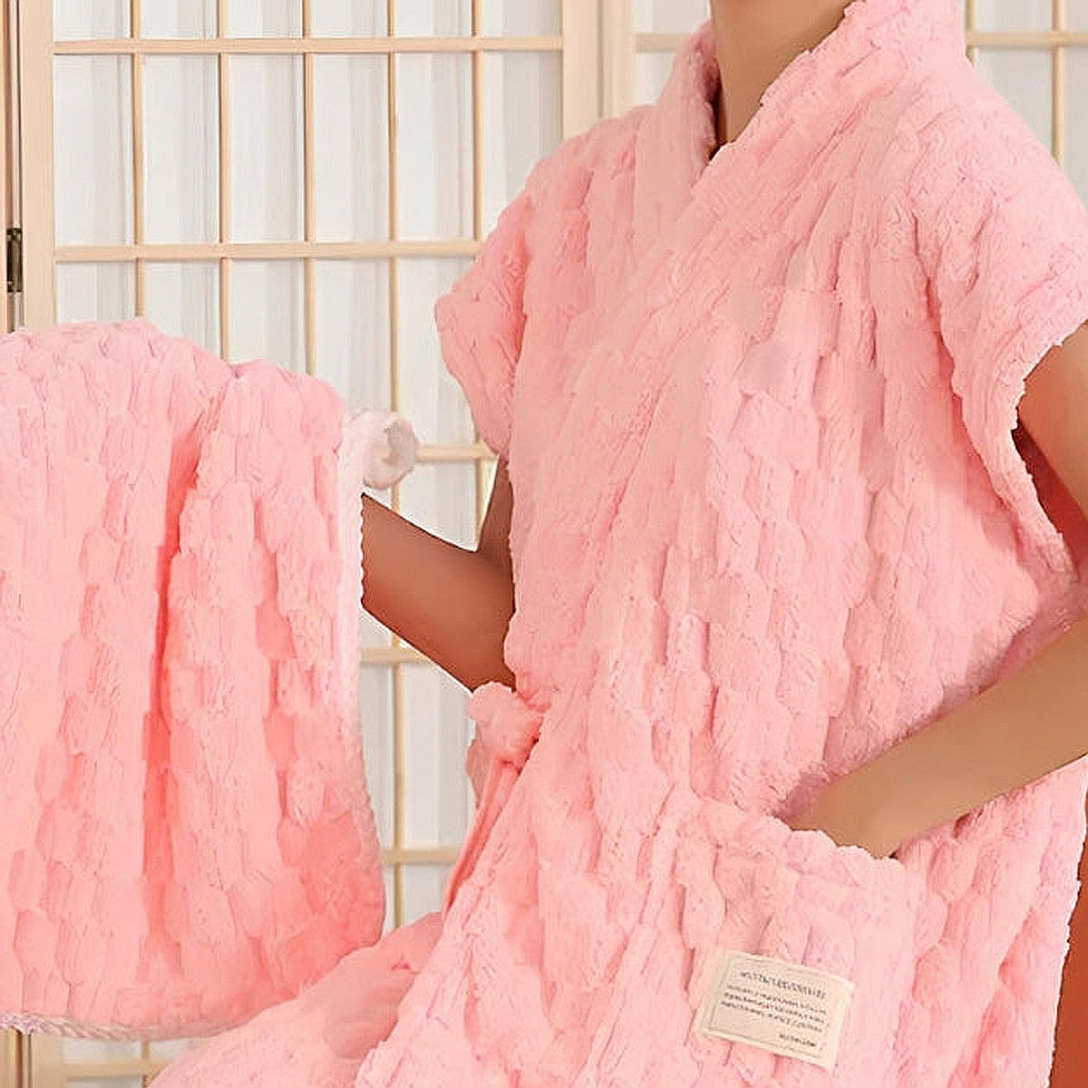 Femme dans un moment de calme portant le peignoir éponge rose Image