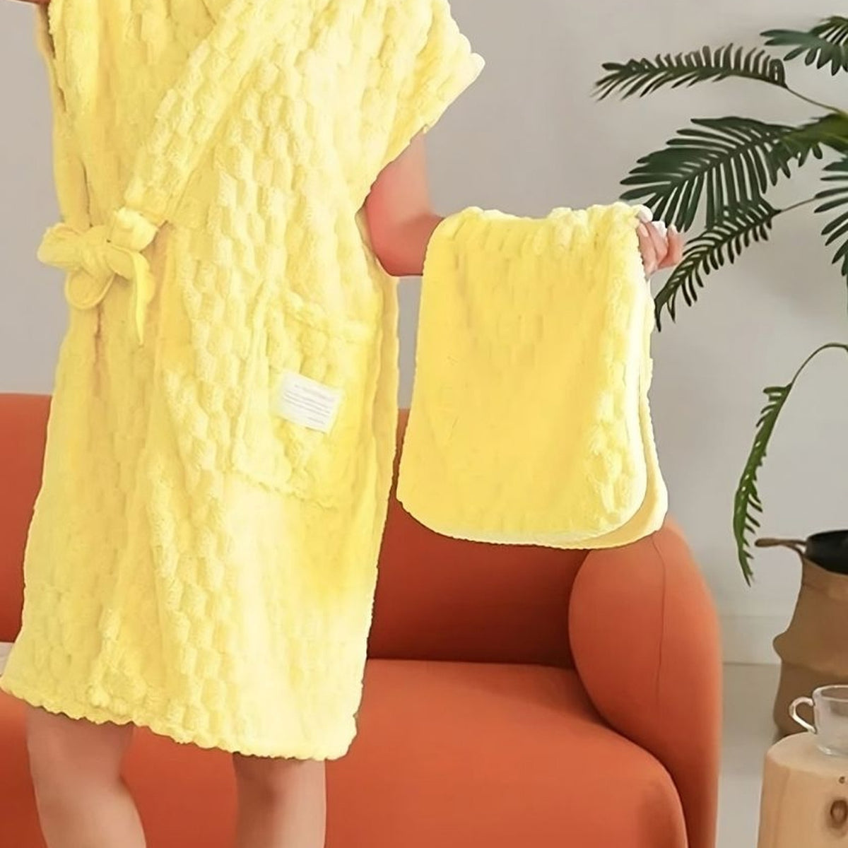 Peignoir éponge jaune court porté, vue sans visage sur la ceinture et la poche